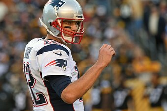 PITTSBURGH, PA - OCTOBER 23: Quarterback Tom Brady #12 of the New England Patriots signals to the sideline during a game against the Pittsburgh Steelers at Heinz Field on October 23, 2016 in Pittsburgh, Pennsylvania. The Patriots defeated the Steelers 27-