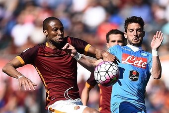 Napoli's forward from Belgium Dries Mertens (R) vies with Roma's defender from Germany Antonio Rudiger during the Italian Serie A football match AS Roma vs Napoli on April 25, 2016 at the Olympic Stadium in Rome. AFP PHOTO / FILIPPO MONTEFORTE / AFP / FIL