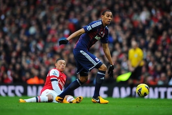 LONDON, ENGLAND - FEBRUARY 02:  Alex Oxlade-Chamberlain of Arsenal and Steven N'Zonzi of Stoke City compete for the ball during the Barclays Premier League match between Arsenal and Stoke City at Emirates Stadium on February 2, 2013 in London, England.  (