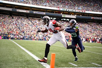 SEATTLE, WA - OCTOBER 16:  Wide receiver Julio Jones #11 of the Atlanta Falcons takes it in for a touchdown against free safety Earl Thomas #29 of the Seattle Seahawks at CenturyLink Field on October 16, 2016 in Seattle, Washington.  (Photo by Otto Greule