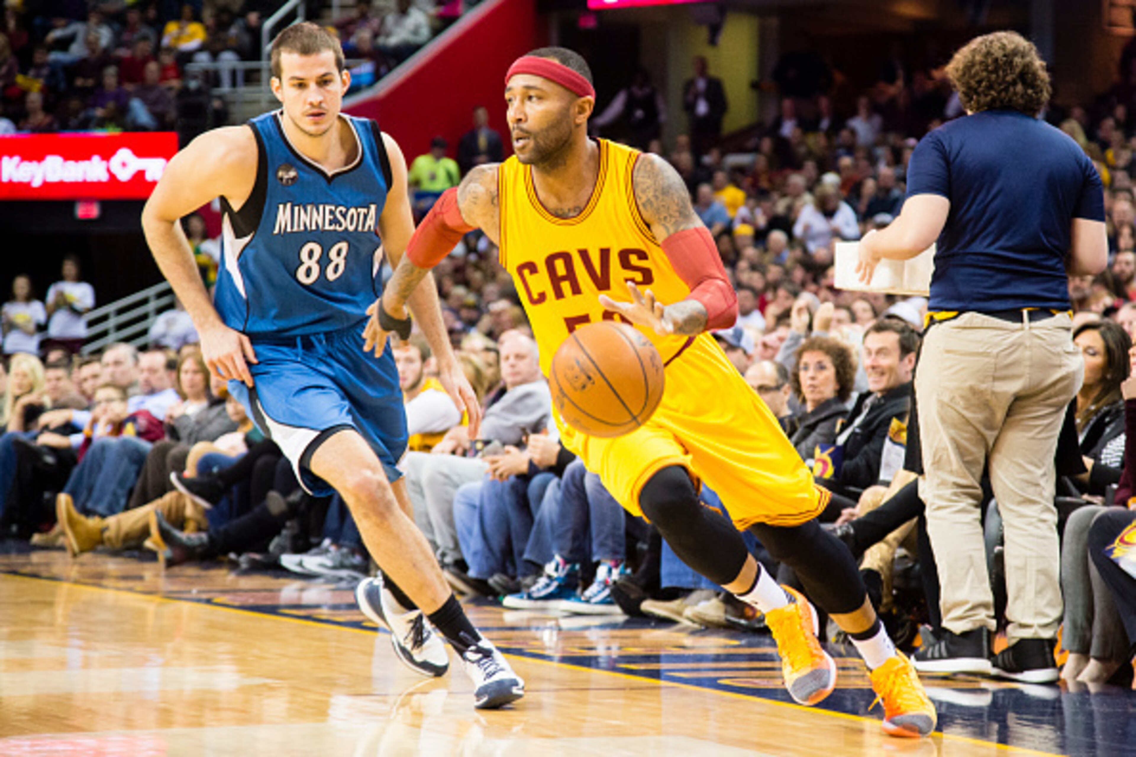 CLEVELAND, OH - JANUARY 25:  Mo Williams #52 of the Cleveland Cavaliers drives around Nemanja Bjelica #88 of the Minnesota Timberwolves during the first half at Quicken Loans Arena on January 25, 2016 in Cleveland, Ohio. NOTE TO USER: User expressly ackno