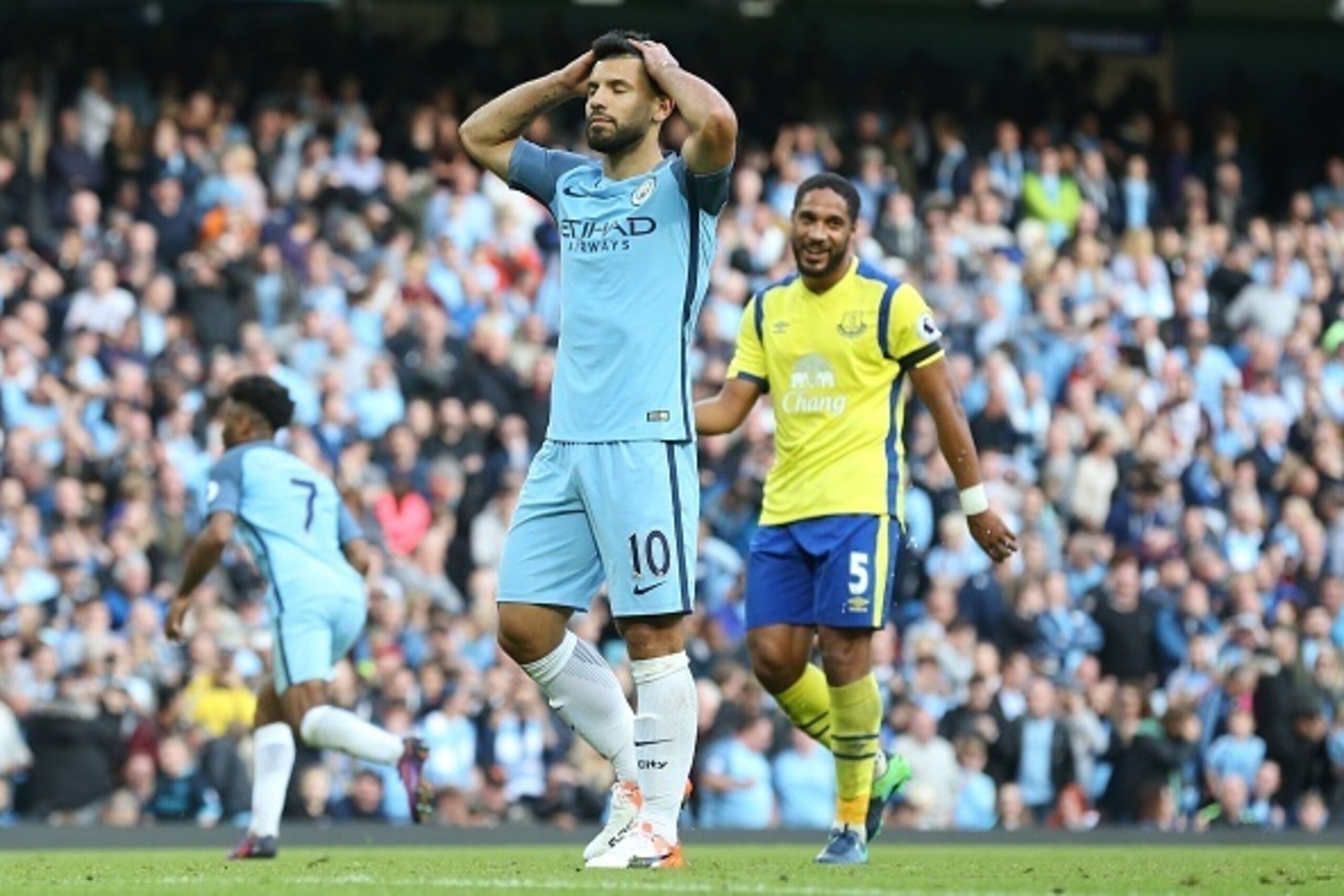 Manchester City's Argentinian striker Sergio Aguero reacts after missing a penalty during the English Premier League football match between Manchester City and Everton at the Etihad Stadium in Manchester, north west England, on October 15, 2016. / AFP / S