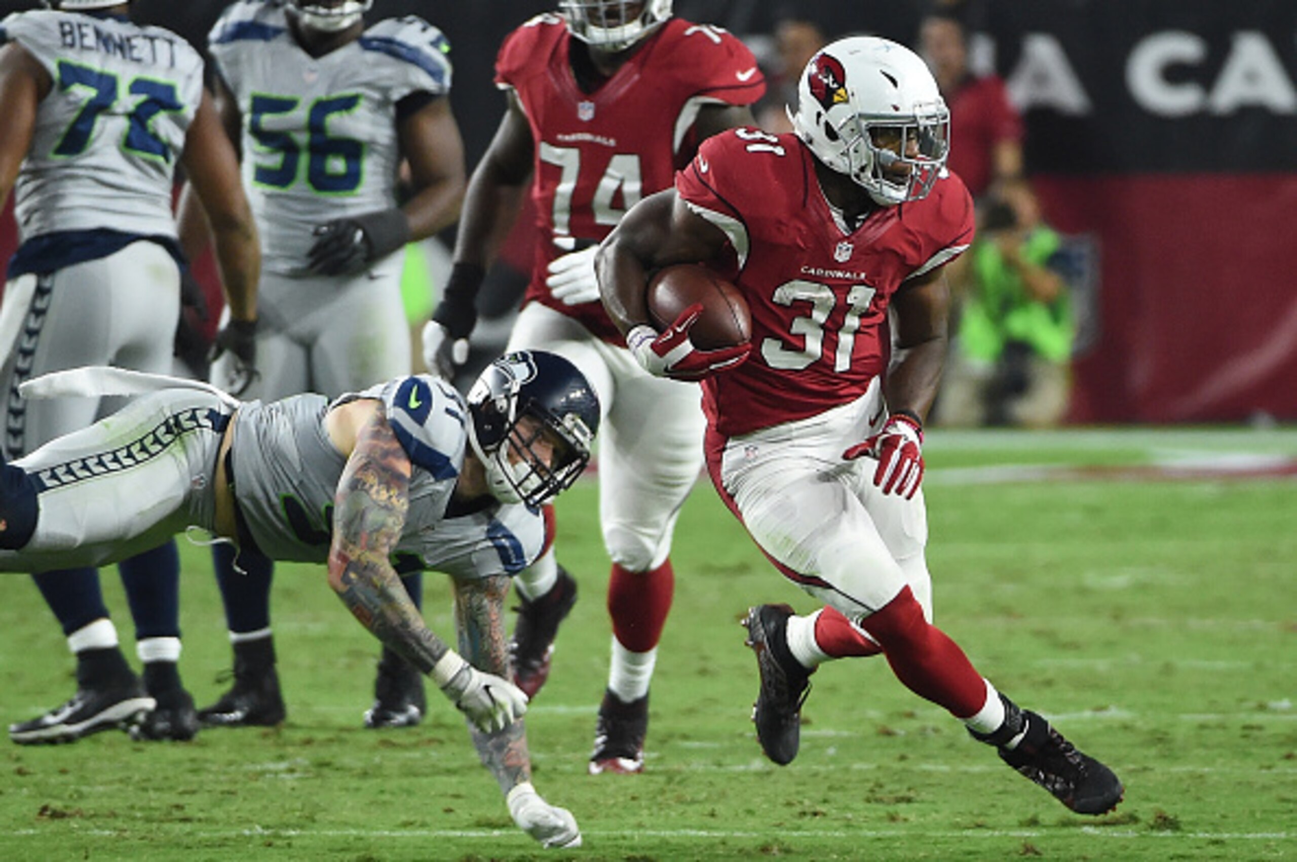 GLENDALE, AZ - OCTOBER 23:  Running back David Johnson #31 of the Arizona Cardinals rushes the football in front of defensive end Cassius Marsh #91 of the Seattle Seahawks during the first half of the NFL game at University of Phoenix Stadium on October 2