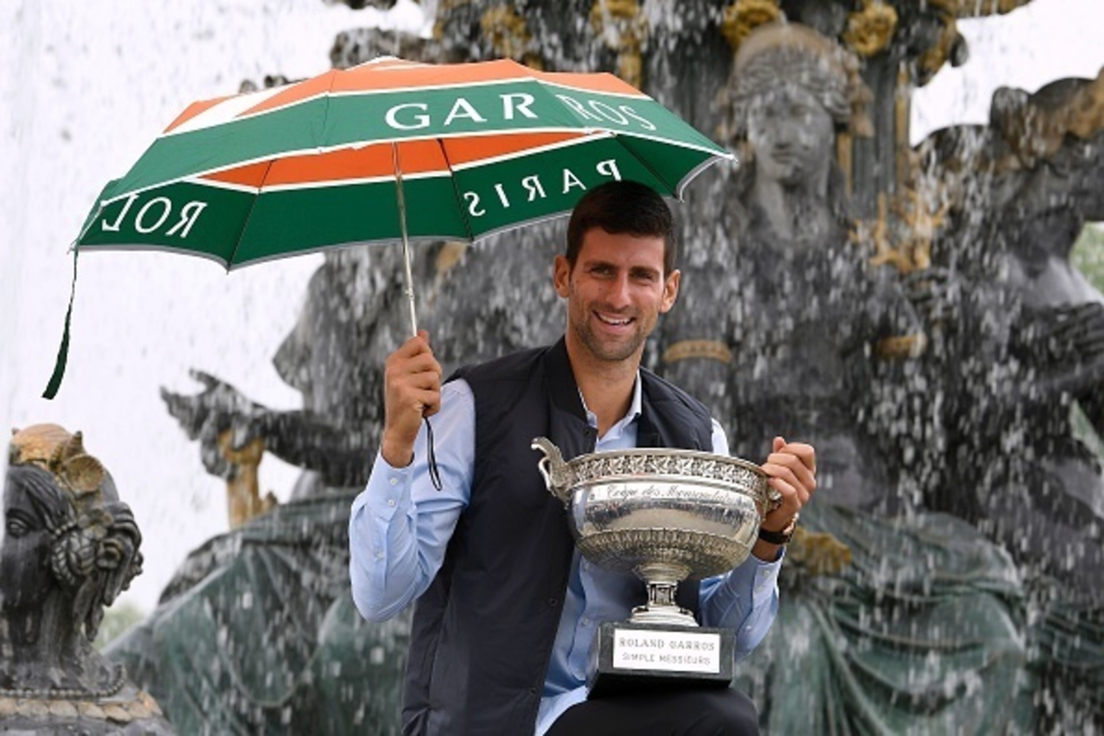 Serbian tennis player Novak Djokovic poses with his trophy on Place de la Concorde in Paris on June 6, 2016, after winning the final match against British Andy Murray at the Roland Garros 2016 French Tennis Open. / AFP / MIGUEL MEDINA (Photo credit Serbian tennis player Novak Djokovic poses with his trophy on Place de la Concorde in Paris on June 6, 2016, after winning the final match against British Andy Murray at the Roland Garros 2016 French Tennis Open. / AFP / MIGUEL MEDINA (Photo credit