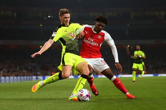 LONDON, ENGLAND - OCTOBER 25: George Evans of Reading and Ainsley Maitland-Niles of Arsenal during the EFL Cup fourth round match between Arsenal and Reading at Emirates Stadium on October 25, 2016 in London, England. (Photo by Catherine Ivill - AMA/Getty