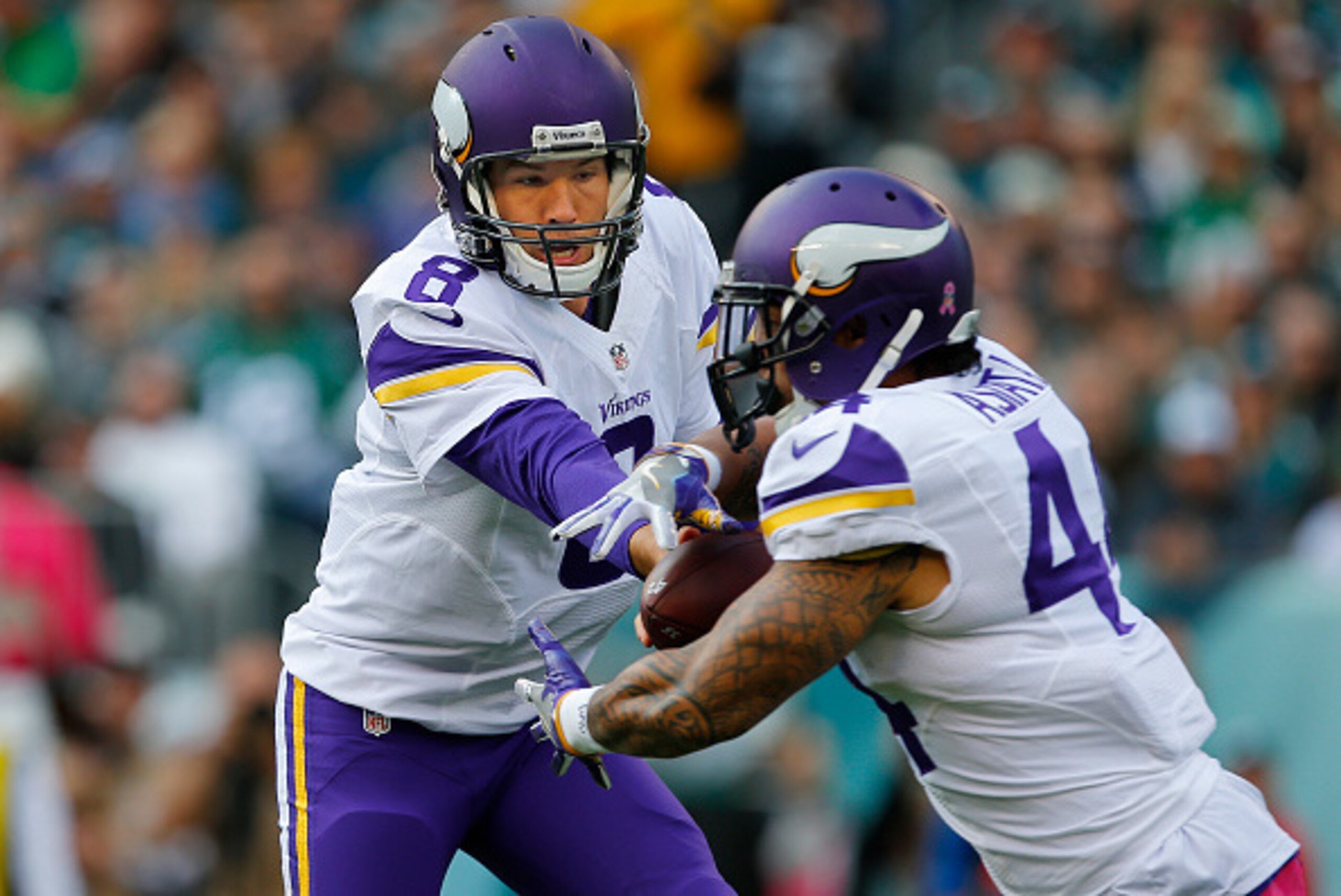 PHILADELPHIA, PA - OCTOBER 23: Sam Bradford #8 of the Minnesota Vikings hands the ball of to Matt Asiata #44 against the Philadelphia Eagles during the first quarter of a game at Lincoln Financial Field on October 23, 2016 in Philadelphia, Pennsylvania. T