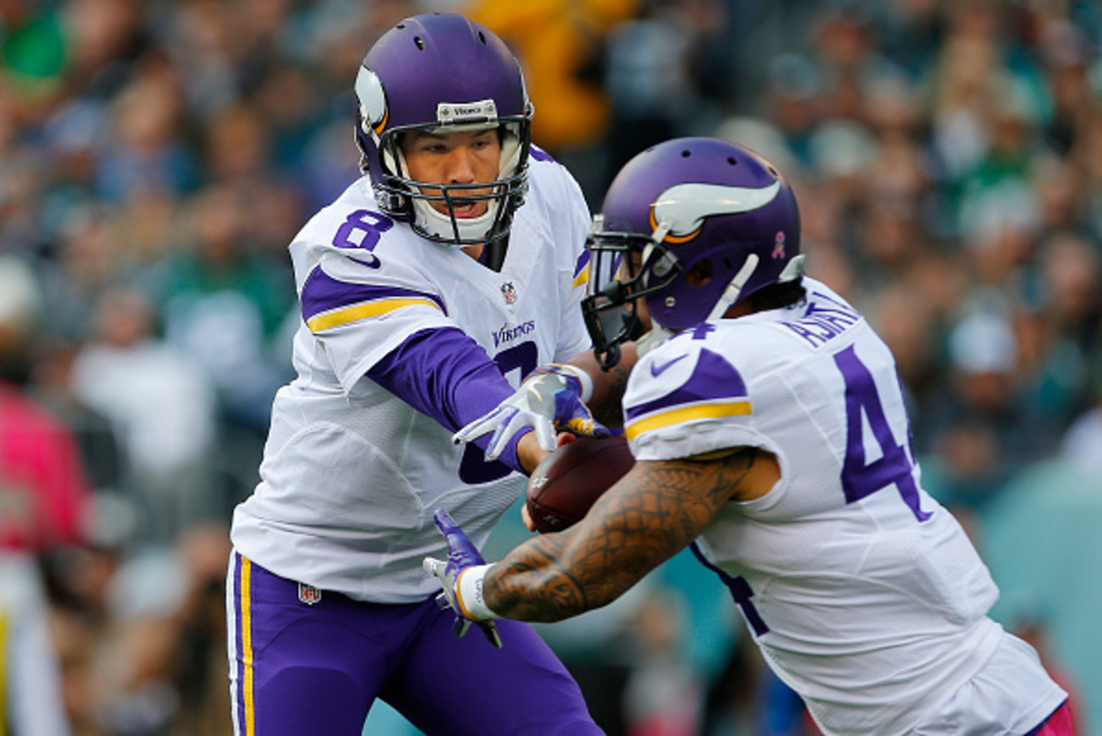 PHILADELPHIA, PA - OCTOBER 23: Sam Bradford #8 of the Minnesota Vikings hands the ball of to Matt Asiata #44 against the Philadelphia Eagles during the first quarter of a game at Lincoln Financial Field on October 23, 2016 in Philadelphia, Pennsylvania. T