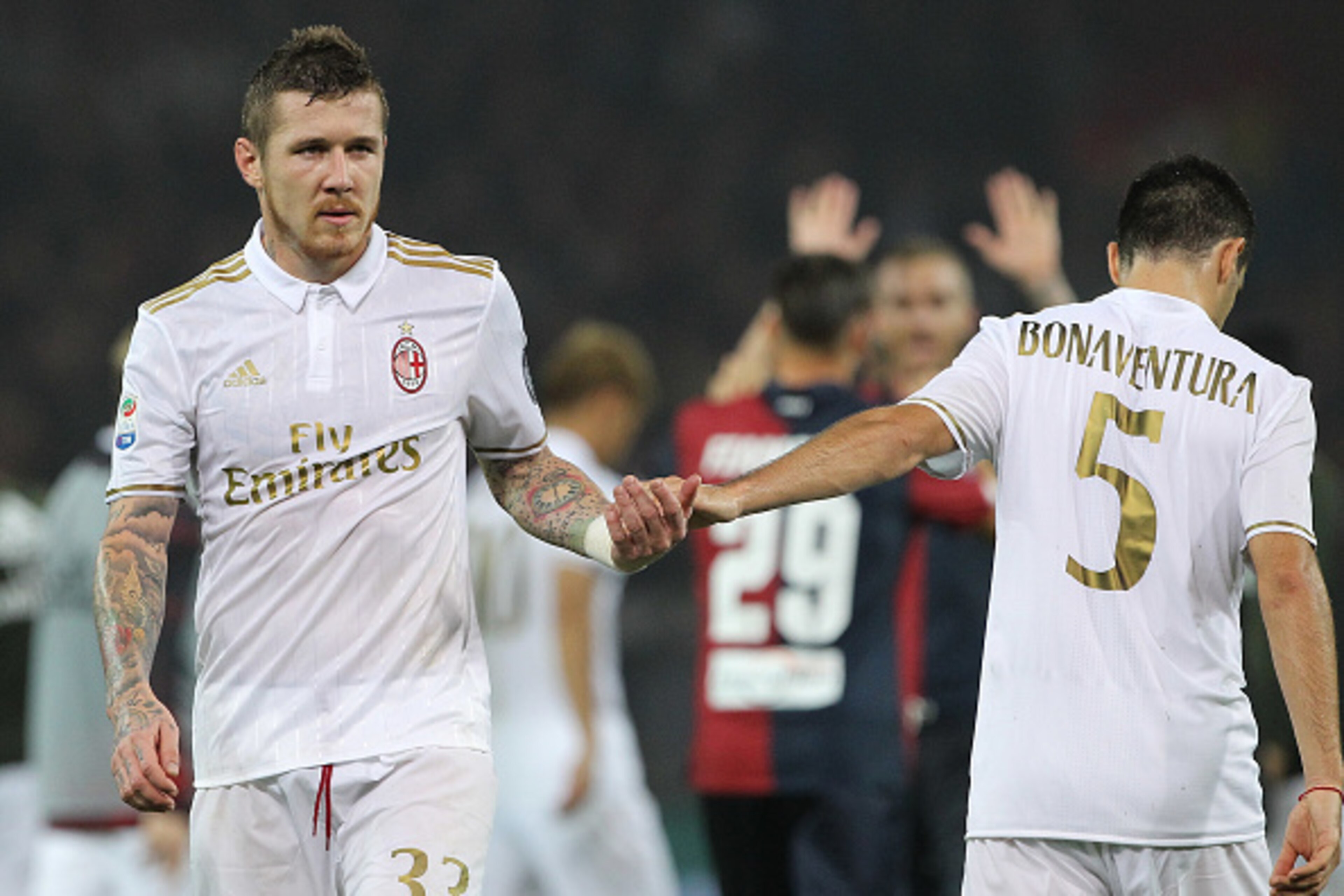 GENOA, ITALY - OCTOBER 25:  Juraj Kucka of AC Milan shakes hands with his team mate Giacomo Bonaventura at the end of the Serie A match between Genoa CFC and AC Milan at Stadio Luigi Ferraris on October 25, 2016 in Genoa, Italy.  (Photo by Marco Luzzani/G