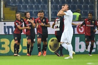 Genoa's midfielder from Serbia Nicola Ninkovic (2ndL) celebrates after scoring during the Italian Serie A football match Genoa vs AC Milan at 'Luigi Ferraris' Stadium in Genova on October 25, 2016.   / AFP / GIUSEPPE CACACE        (Photo credit should rea