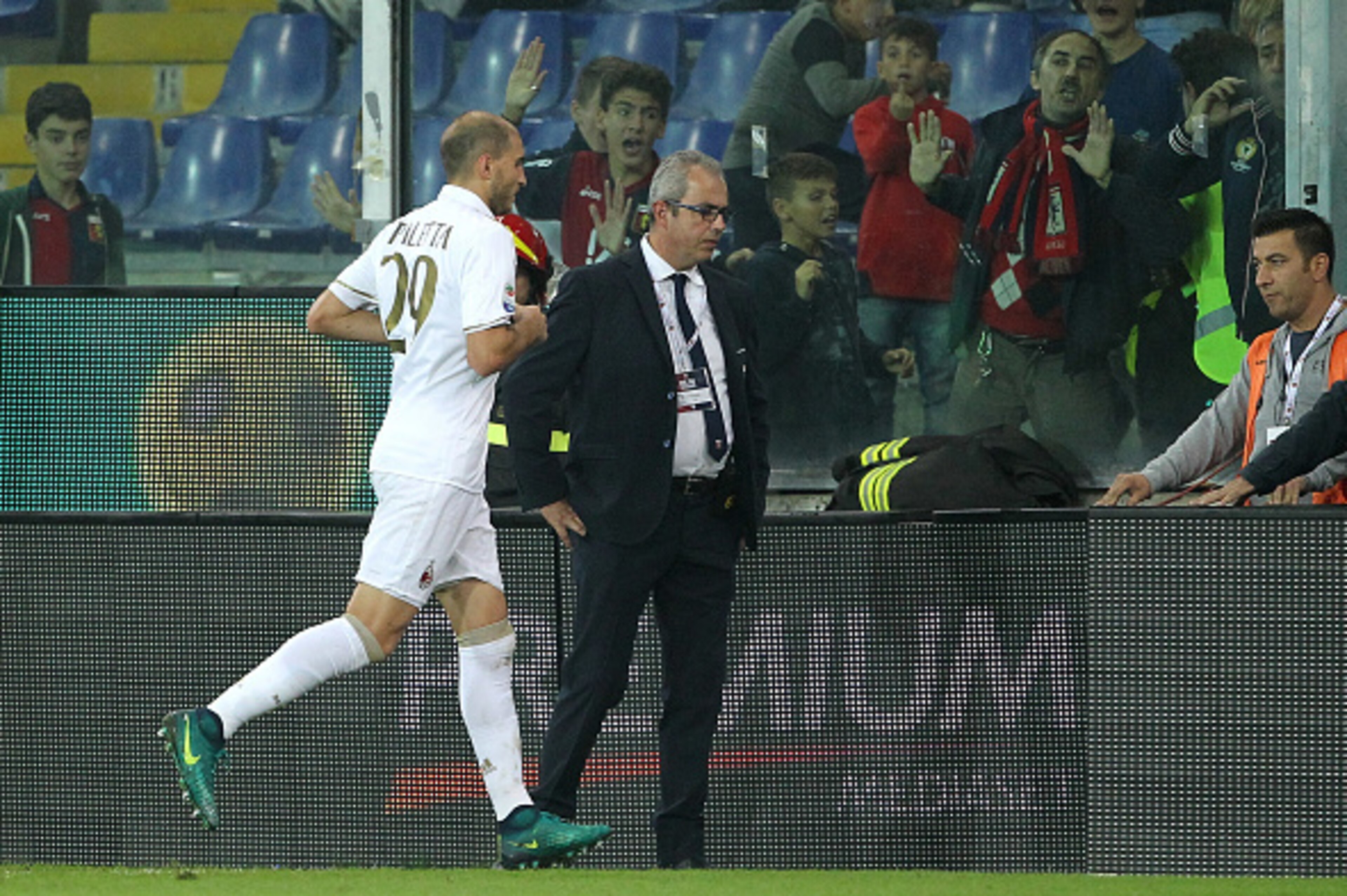 GENOA, ITALY - OCTOBER 25:  Gabriel Paletta of AC Milan walks off after getting a red card during the Serie A match between Genoa CFC and AC Milan at Stadio Luigi Ferraris on October 25, 2016 in Genoa, Italy.  (Photo by Marco Luzzani/Getty Images)