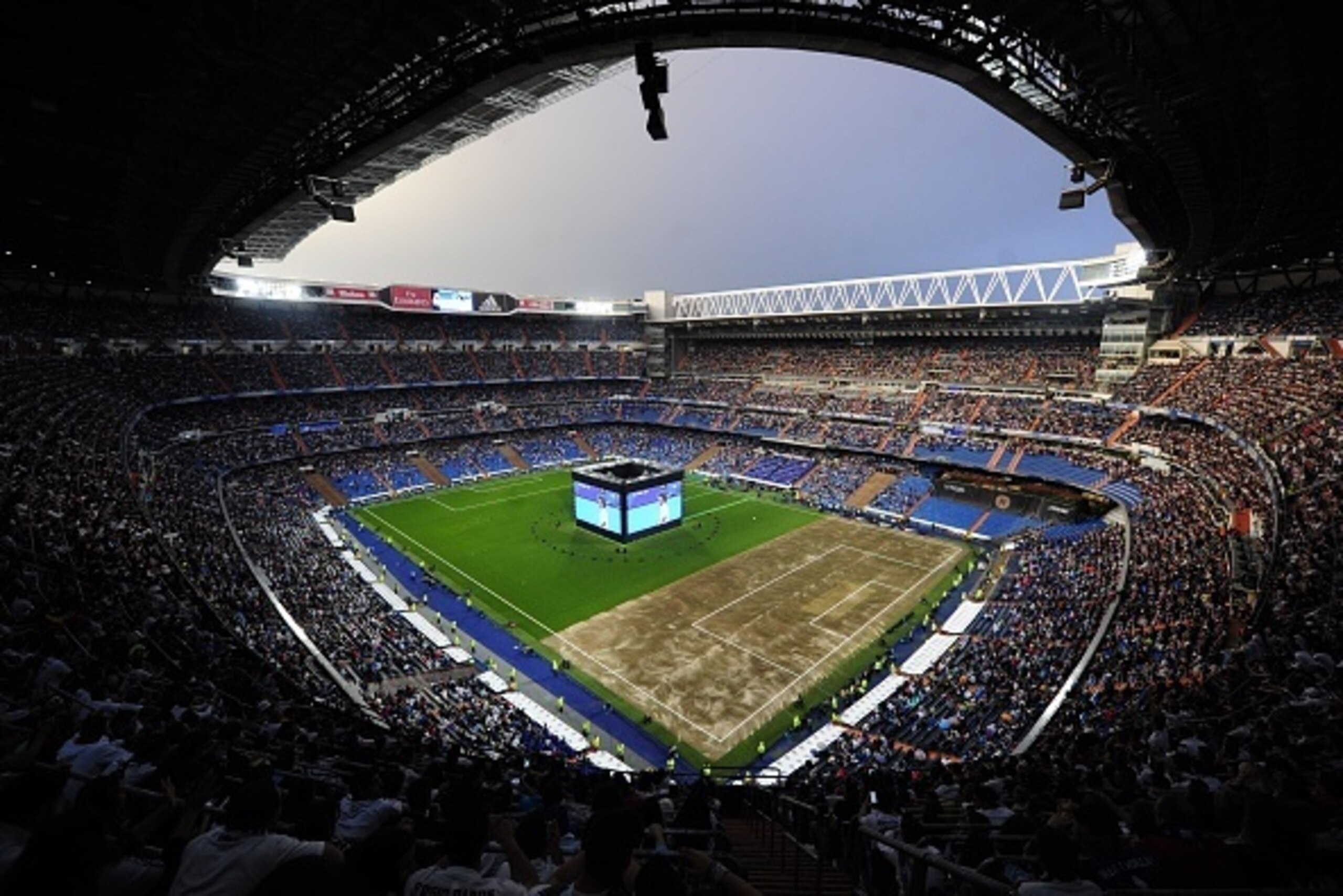 TOPSHOT - Real Madrid football club supporters watch on a big screen at the Santiago Bernabeu stadium in Madrid on May 28, 2016 the UEFA Champions League final foobtall match between Real Madrid CF, Club Atletico de Madrid held in Milan, Italy. / AFP / CU TOPSHOT - Real Madrid football club supporters watch on a big screen at the Santiago Bernabeu stadium in Madrid on May 28, 2016 the UEFA Champions League final foobtall match between Real Madrid CF, Club Atletico de Madrid held in Milan, Italy. / AFP / CU