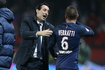 PARIS, FRANCE - OCTOBER 23: Marco Verratti of PSG talks to coach of PSG Unai Emery when he's replaced during the French Ligue 1 match between Paris Saint-Germain (PSG and Olympique de Marseille (OM) at Parc des Princes stadium on October 23, 2016 in Paris