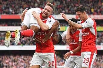 Arsenal's English midfielder Theo Walcott (L) celebrates with Arsenal's German defender Shkodran Mustafi (2nd L) Arsenal's Chilean striker Alexis Sanchez (2nd R) and Arsenal's Swiss midfielder Granit Xhaka (R) after scoring their second goal during the En