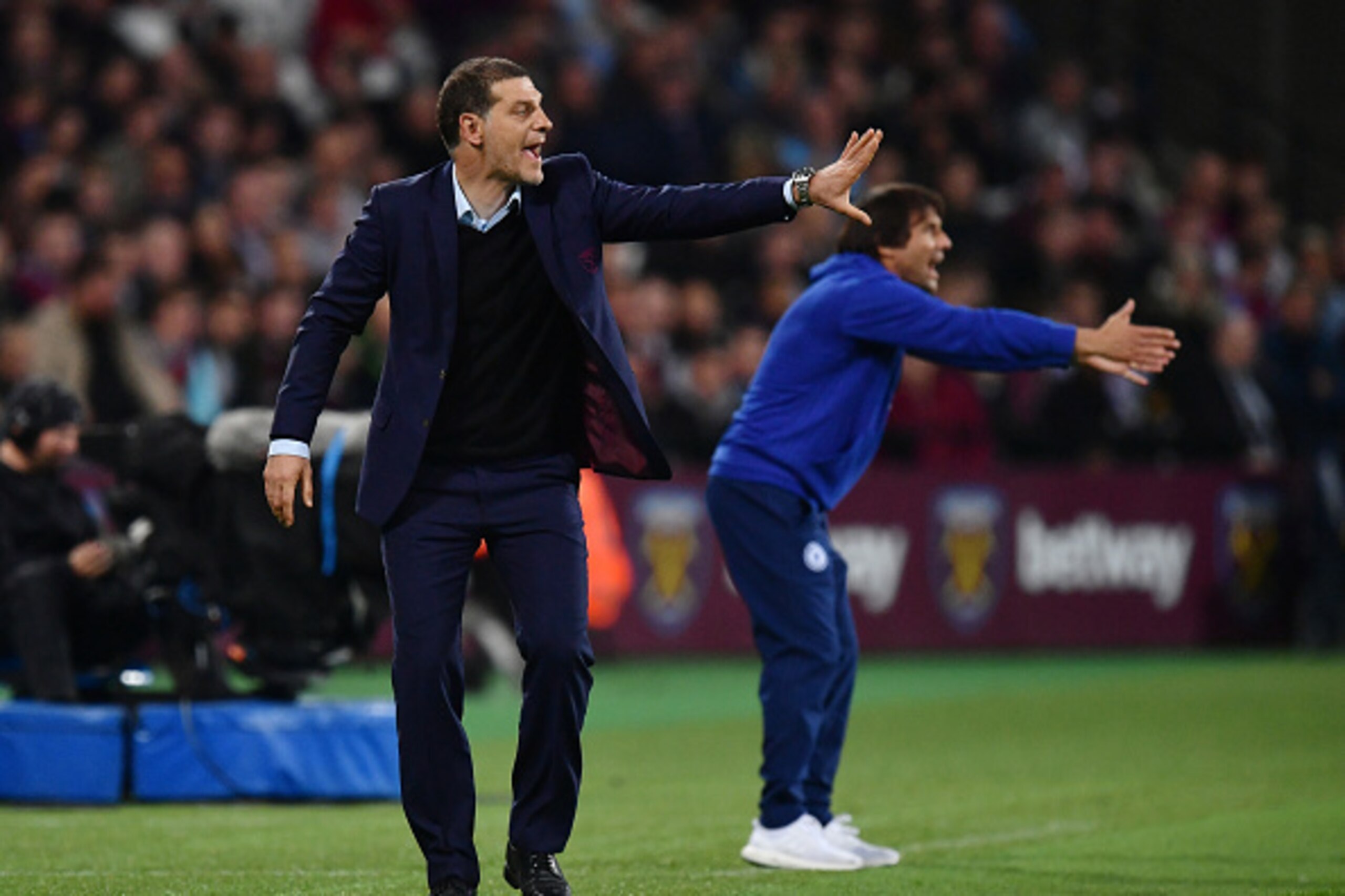 LONDON, ENGLAND - OCTOBER 26: Slaven Bilic, Manager of West Ham United, (L) gives his team instructions during the EFL Cup fourth round match between West Ham United and Chelsea at The London Stadium on October 26, 2016 in London, England.  (Photo by Dan 
