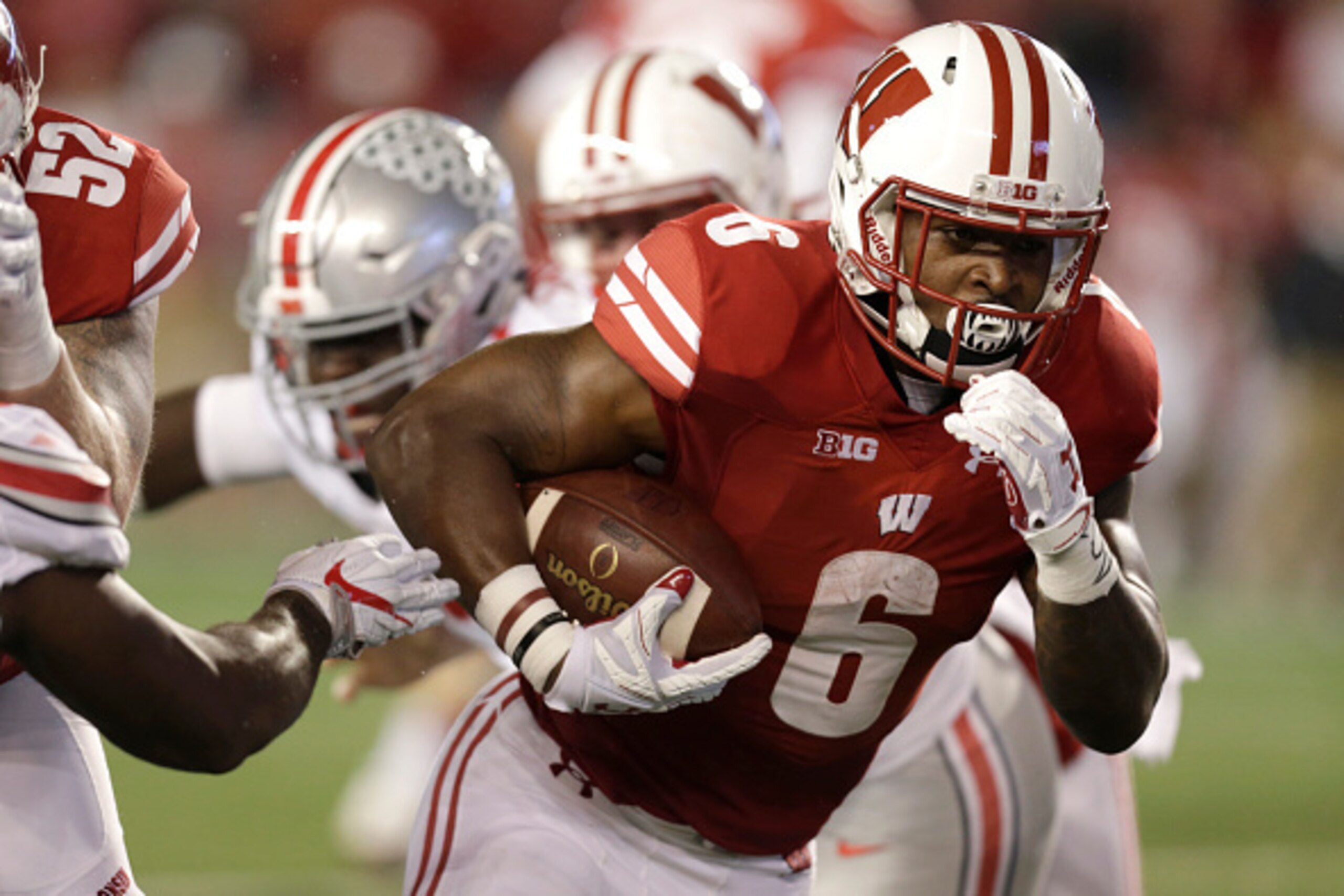 MADISON, WI - OCTOBER 15: Corey Clement #6 of the Wisconsin Badgers runs with the football during the first quarter against the Ohio State Buckeyes at Camp Randall Stadium on October 15, 2016 in Madison, Wisconsin. (Photo by Mike McGinnis/Getty Images)