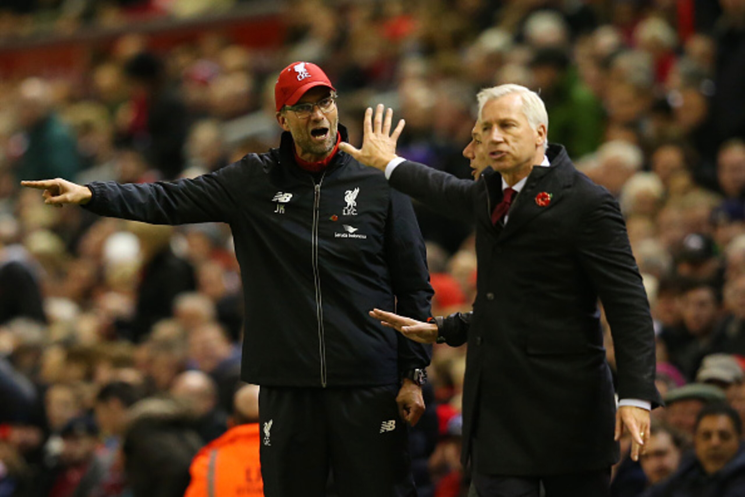 LIVERPOOL, ENGLAND - NOVEMBER 08:  Jurgen Klopp, Manager of Liverpool (L) argues with Alan Pardew, Manager of Crystal Palace during the Barclays Premier League match between Liverpool and Crystal Palace at Anfield on November 8, 2015 in Liverpool, England