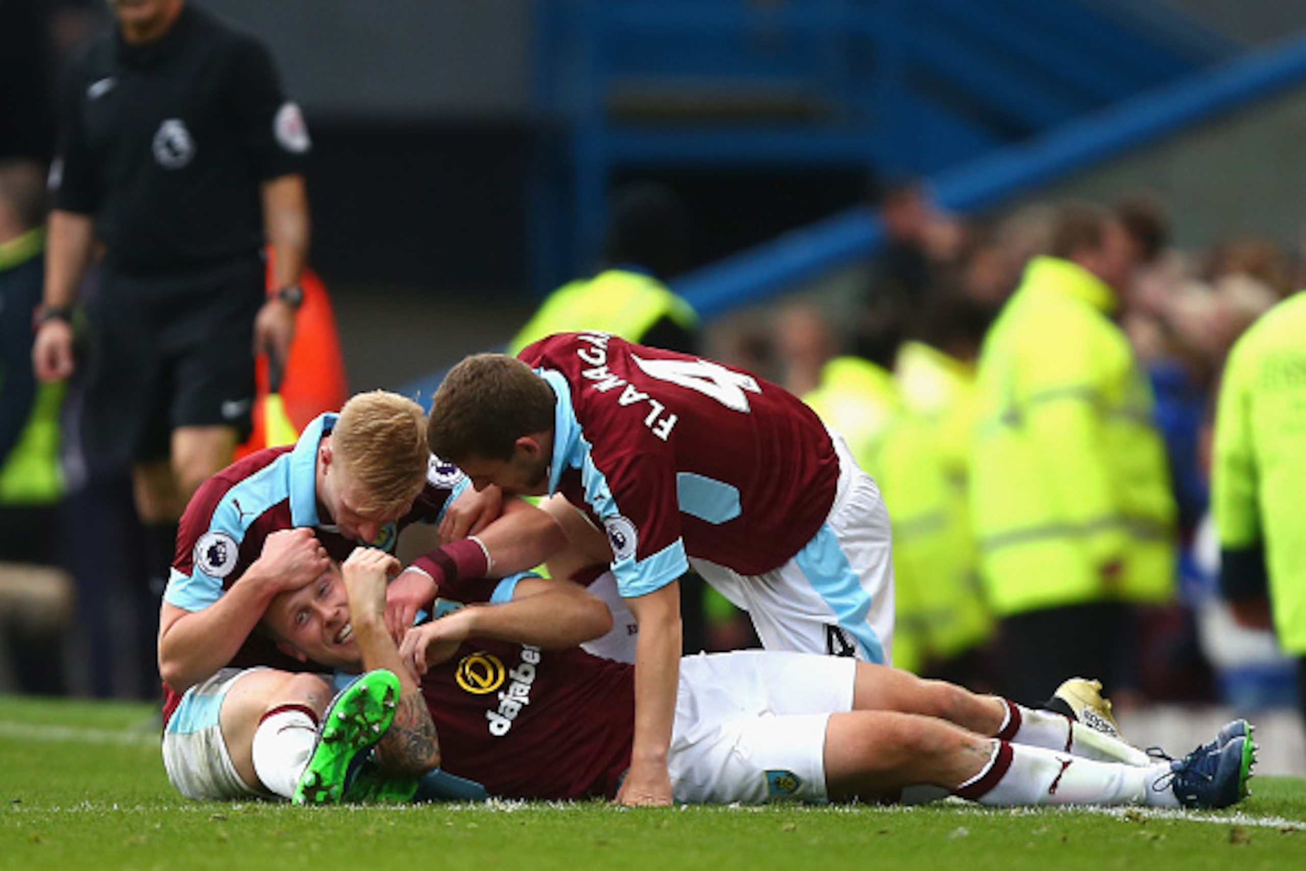BURNLEY, ENGLAND - OCTOBER 22: Scott Arfield of Burnley celebrates scoring his team's second goal with his team mates during the Premier League match between Burnley and Everton at Turf Moor on October 22, 2016 in Burnley, England.  (Photo by Dave Thompso