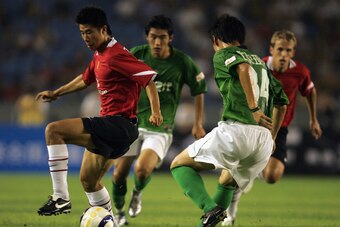 Dong in action for United against Beijing Hyundai in July 2005