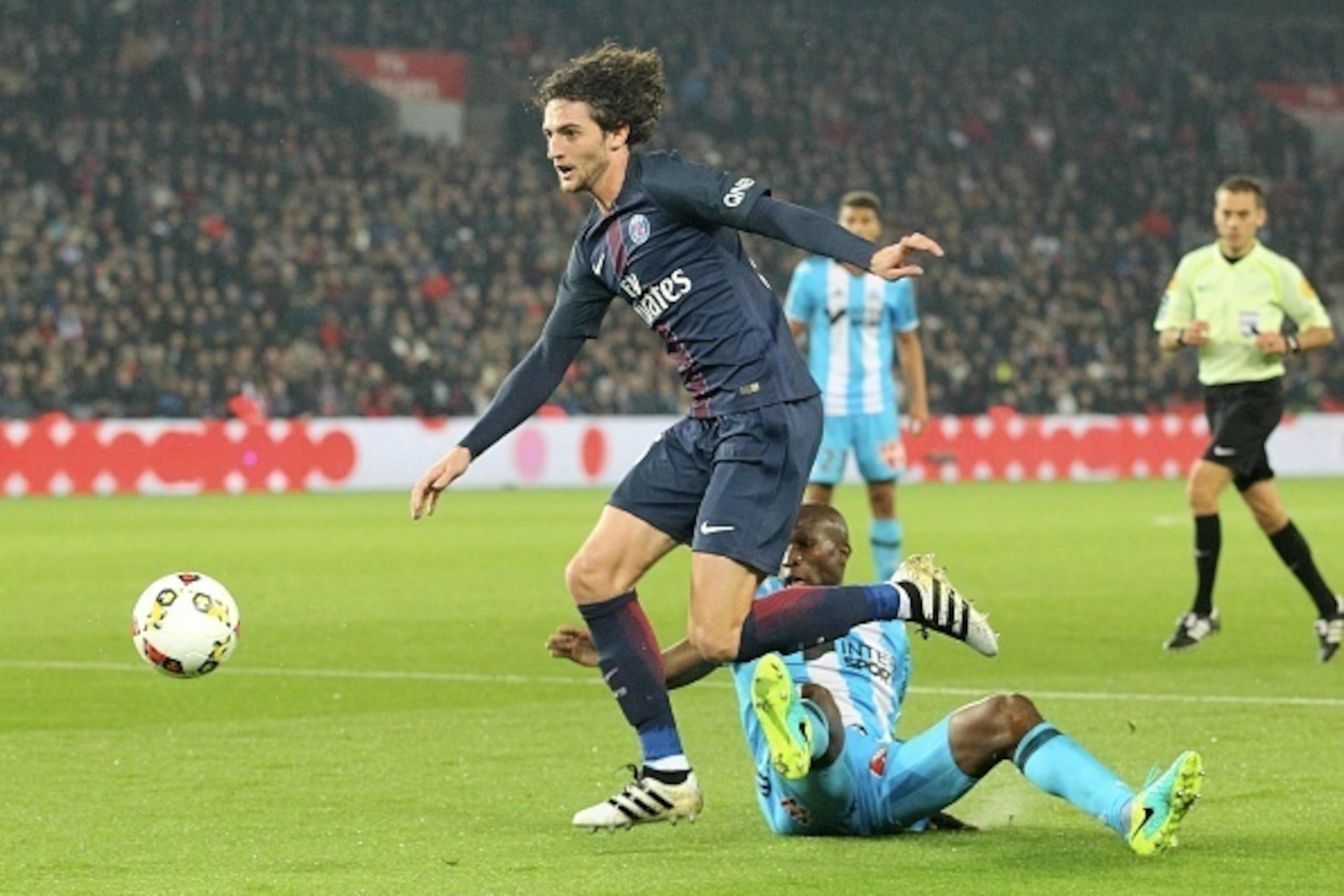 PARIS, FRANCE - OCTOBER 23: Adrien Rabiot of Paris Saint-Germain in action during the French Ligue 1 match between Paris Saint-Germain and Olympique de Marseille at Parc des Princes on october 23, 2016 in Paris, France. (Photo by Xavier Laine/Getty Images