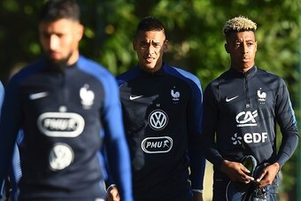 France's defenders Layvin Kurzawa and Presnel Kimpembe (R) arrive for a training session in Clairefontaine-en-Yvelines near Paris on October 4, 2016 ahead of the 2018 FIFA World Cup football matches against Bulgaria on October 7 and the Netherlands on Oct