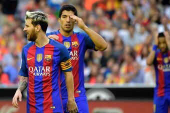 Barcelona's Uruguayan forward Luis Suarez (2ndL) gestures past Barcelona's Argentinian forward Lionel Messi during the Spanish league football match Valencia CF vs FC Barcelona at the Mestalla stadium in Valencia on October 22, 2016. / AFP / JOSE JORDAN  