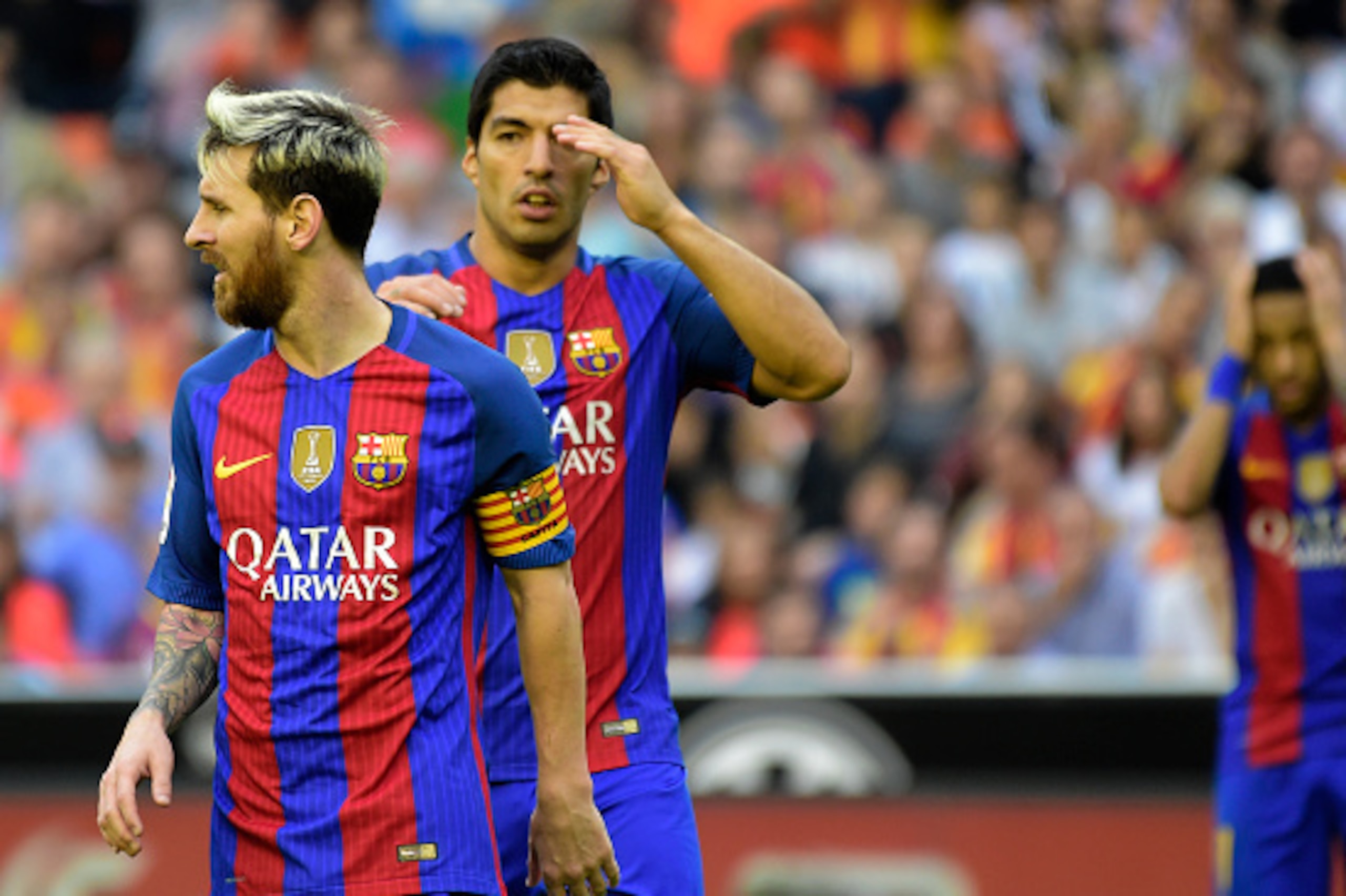 Barcelona's Uruguayan forward Luis Suarez (2ndL) gestures past Barcelona's Argentinian forward Lionel Messi during the Spanish league football match Valencia CF vs FC Barcelona at the Mestalla stadium in Valencia on October 22, 2016. / AFP / JOSE JORDAN Barcelona's Uruguayan forward Luis Suarez (2ndL) gestures past Barcelona's Argentinian forward Lionel Messi during the Spanish league football match Valencia CF vs FC Barcelona at the Mestalla stadium in Valencia on October 22, 2016. / AFP / JOSE JORDAN