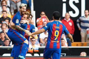 VALENCIA, SPAIN - OCTOBER 22:  Lionel Messi of Barcelona celebrates scoring his team's first goal with his teammates Ivan Rakitic and Luis Suarez during the La Liga match between Valencia CF and FC Barcelona at Mestalla Stadium on October 22, 2016 in Vale