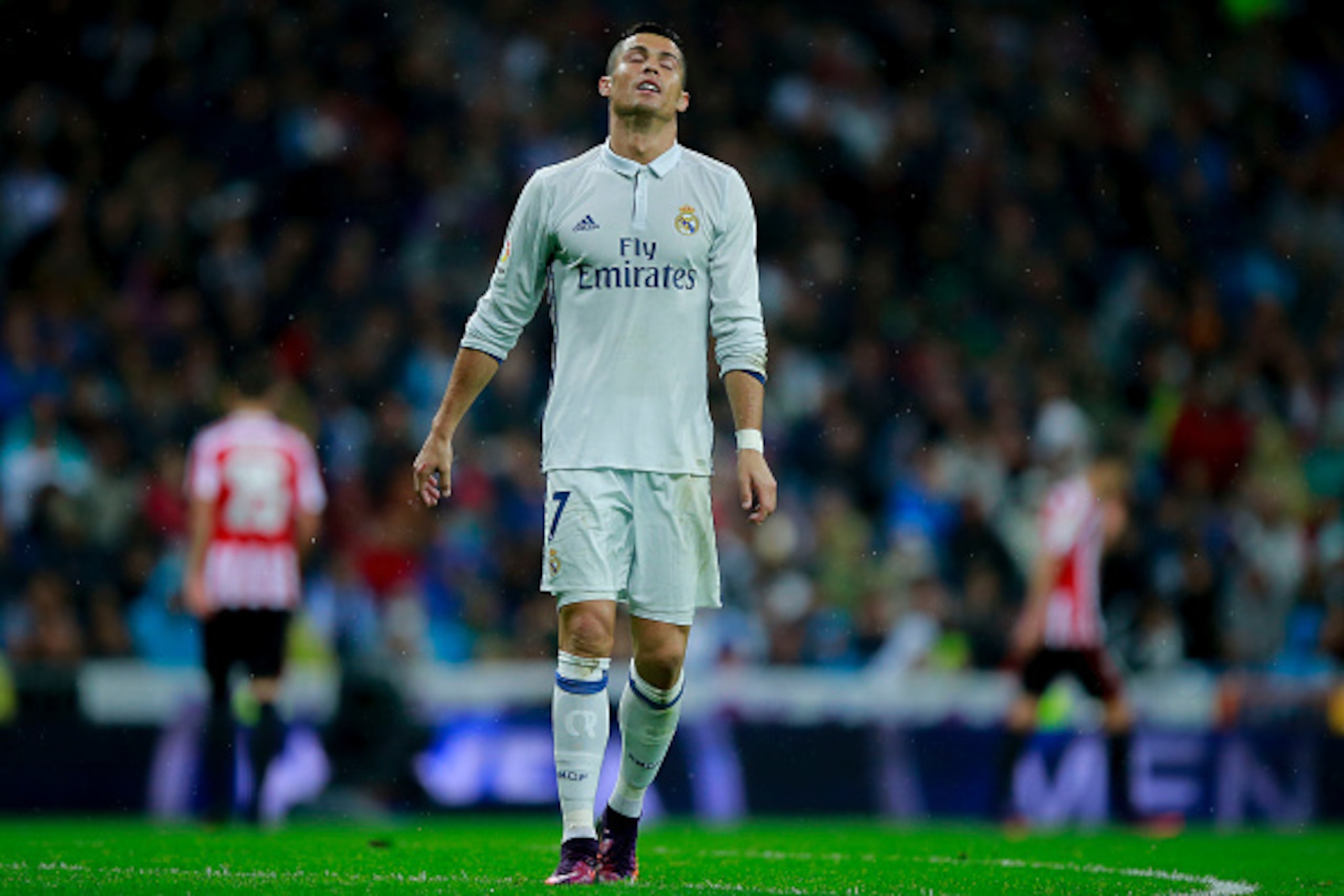 MADRID, SPAIN - OCTOBER 23: Cristiano Ronaldo of Real Madrid CF reacts as he fail to score during the La Liga match between Real Madrid CF and Athletic Club de Bilbao at Estadio Santiago Bernabeu on October 23, 2016 in Madrid, Spain. (Photo by Gonzalo Arr MADRID, SPAIN - OCTOBER 23: Cristiano Ronaldo of Real Madrid CF reacts as he fail to score during the La Liga match between Real Madrid CF and Athletic Club de Bilbao at Estadio Santiago Bernabeu on October 23, 2016 in Madrid, Spain. (Photo by Gonzalo Arr
