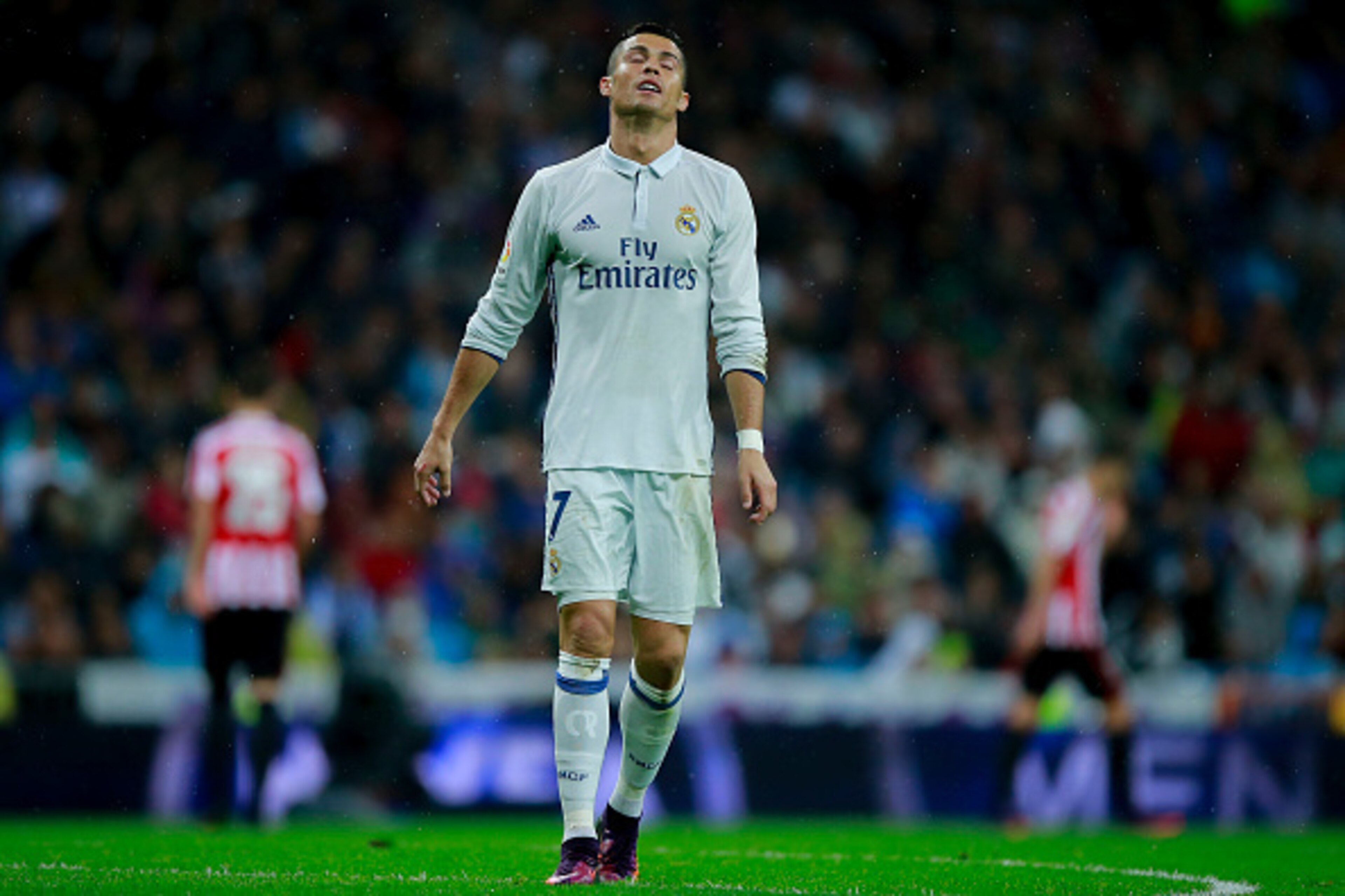 MADRID, SPAIN - OCTOBER 23: Cristiano Ronaldo of Real Madrid CF reacts as he fail to score during the La Liga match between Real Madrid CF and Athletic Club de Bilbao at Estadio Santiago Bernabeu on October 23, 2016 in Madrid, Spain. (Photo by Gonzalo Arr