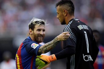 Messi with Diego Alves.