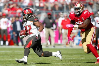 SANTA CLARA, CA - OCTOBER 23: Jacquizz Rodgers #32 of the Tampa Bay Buccaneers rushes during the game against the San Francisco 49ers at Levi Stadium on October 23, 2016 in Santa Clara, California. The Buccaneers defeated the 49ers 34-17. (Photo by Michae
