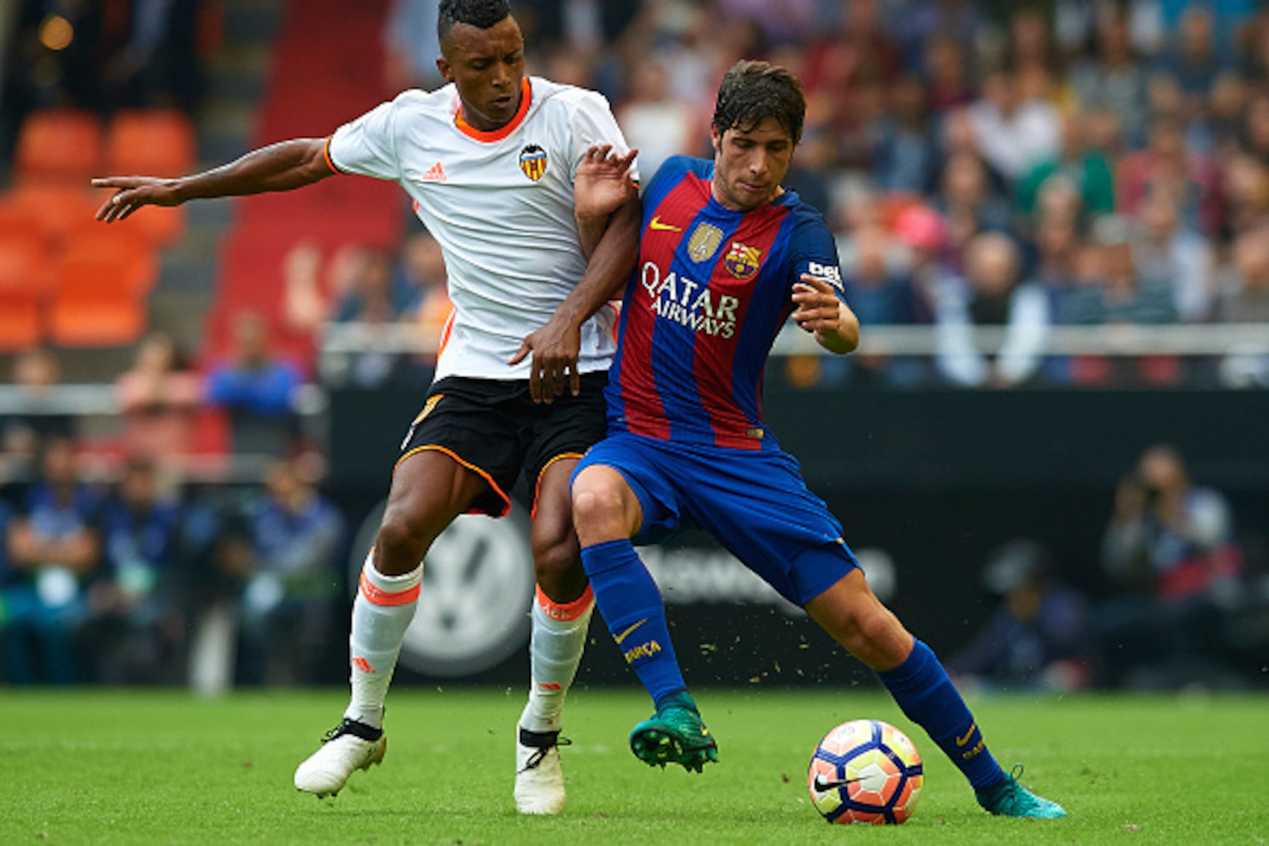 VALENCIA, SPAIN - OCTOBER 22: Sergi Roberto (R) of Barcelona competes for the ball with Nani of Valencia during the La Liga match between Valencia CF and FC Barcelona at Mestalla Stadium on October 22, 2016 in Valencia, Spain.  (Photo by Manuel Queimadelo