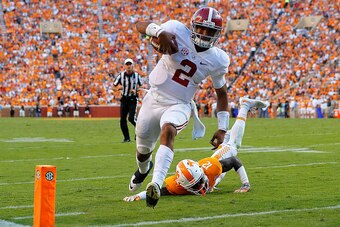 KNOXVILLE, TN - OCTOBER 15:  Jalen Hurts #2 of the Alabama Crimson Tide rushes for a touchdown away from Emmanuel Moseley #12 of the Tennessee Volunteers at Neyland Stadium on October 15, 2016 in Knoxville, Tennessee.  (Photo by Kevin C. Cox/Getty Images)