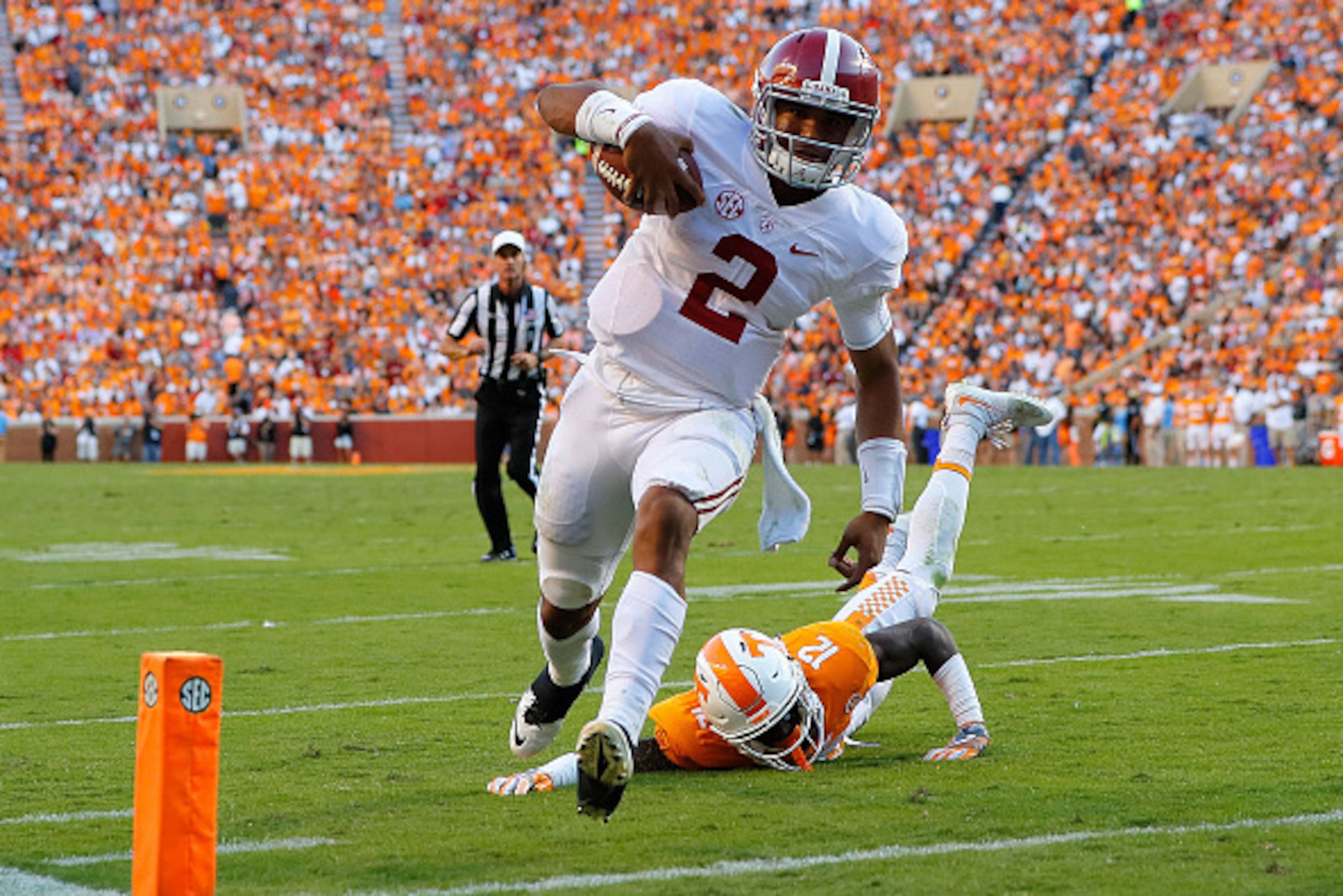 KNOXVILLE, TN - OCTOBER 15: Jalen Hurts #2 of the Alabama Crimson Tide rushes for a touchdown away from Emmanuel Moseley #12 of the Tennessee Volunteers at Neyland Stadium on October 15, 2016 in Knoxville, Tennessee. (Photo by Kevin C. Cox/Getty Images) KNOXVILLE, TN - OCTOBER 15: Jalen Hurts #2 of the Alabama Crimson Tide rushes for a touchdown away from Emmanuel Moseley #12 of the Tennessee Volunteers at Neyland Stadium on October 15, 2016 in Knoxville, Tennessee. (Photo by Kevin C. Cox/Getty Images)