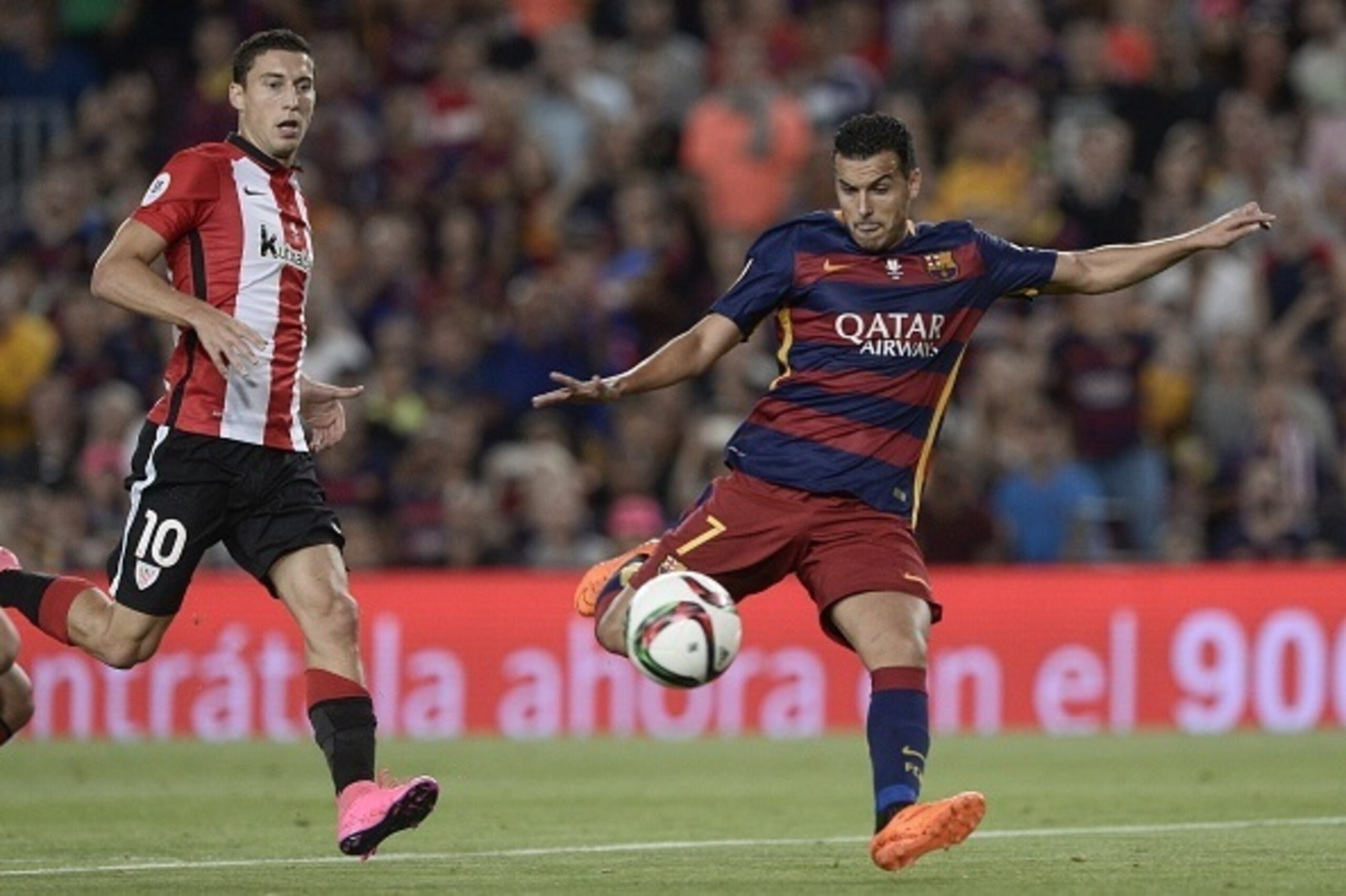 Barcelona's forward Pedro Rodriguez (R) vies with Athletic Bilbao's midfielder Oscar de Marcos during the Spanish Supercup second-leg football match FC Barcelona vs Athletic club Bilbao at the Camp Nou stadium in Barcelona on August 17, 2015. AFP PHOTO / Barcelona's forward Pedro Rodriguez (R) vies with Athletic Bilbao's midfielder Oscar de Marcos during the Spanish Supercup second-leg football match FC Barcelona vs Athletic club Bilbao at the Camp Nou stadium in Barcelona on August 17, 2015. AFP PHOTO /