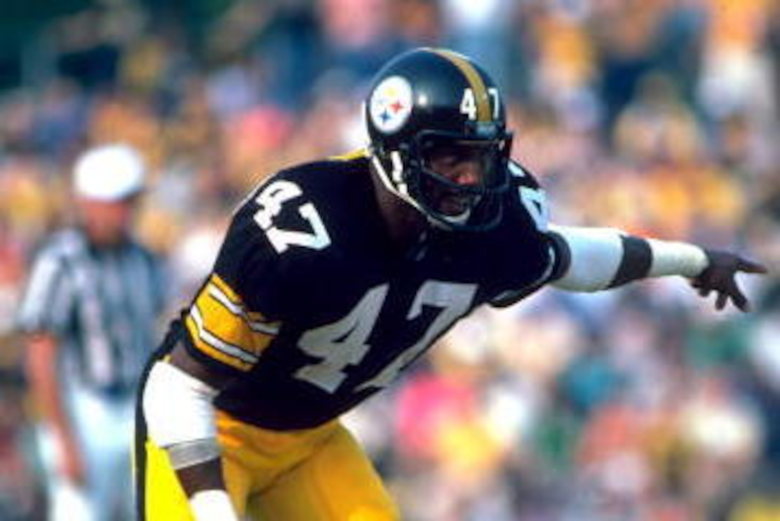 PITTSBURGH, PA - SEPTEMBER 14:  Defensive back Mel Blount of the Pittsburgh Steelers covers the backfield on 09/14/1980.  (Photo by George Gojkovich/Getty Images)