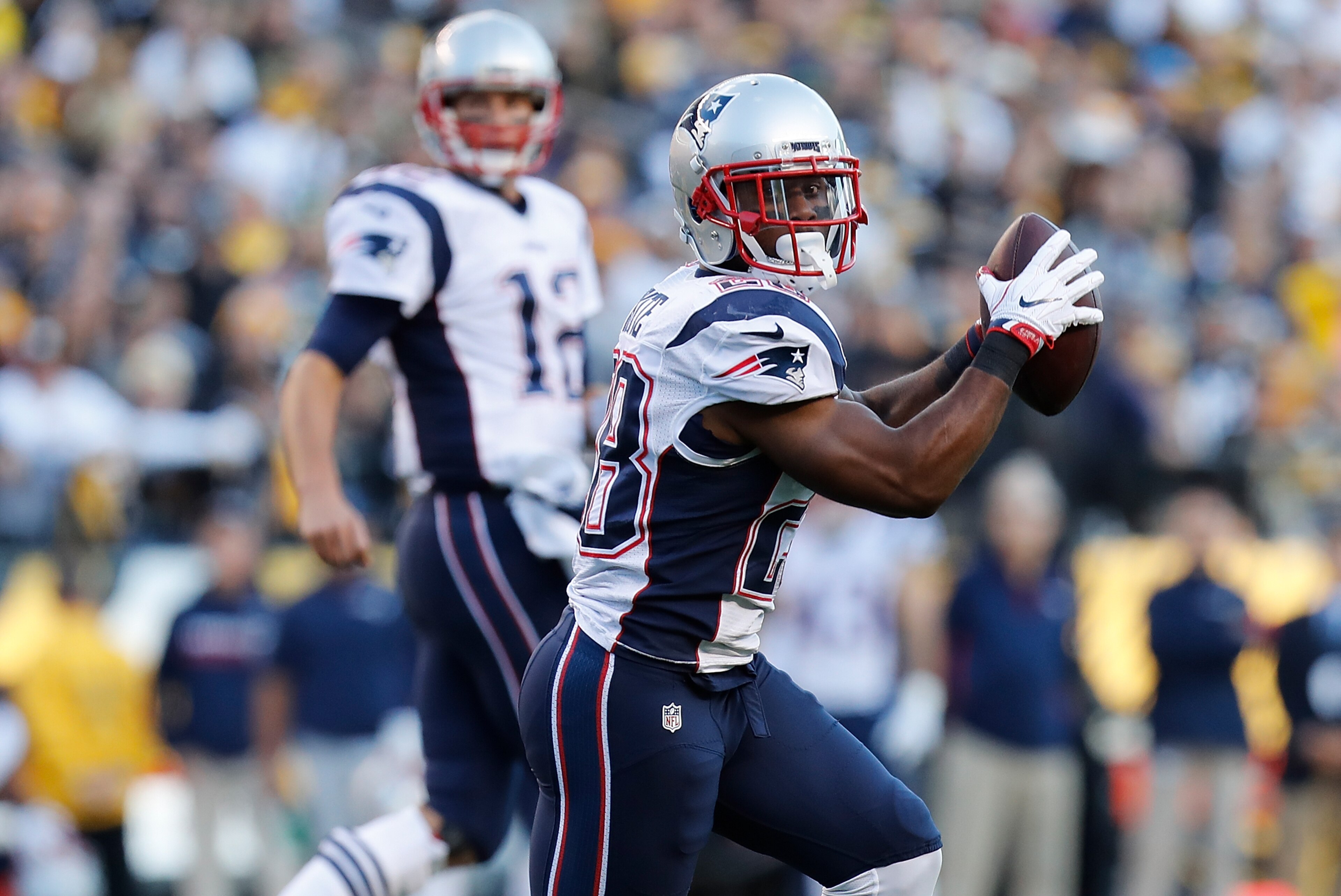 PITTSBURGH, PA - OCTOBER 23:  James White #28 of the New England Patriots makes a catch out of the back field for a 19 yard touchdown in the first quarter during the game against the Pittsburgh Steelers at Heinz Field on October 23, 2016 in Pittsburgh, Pe