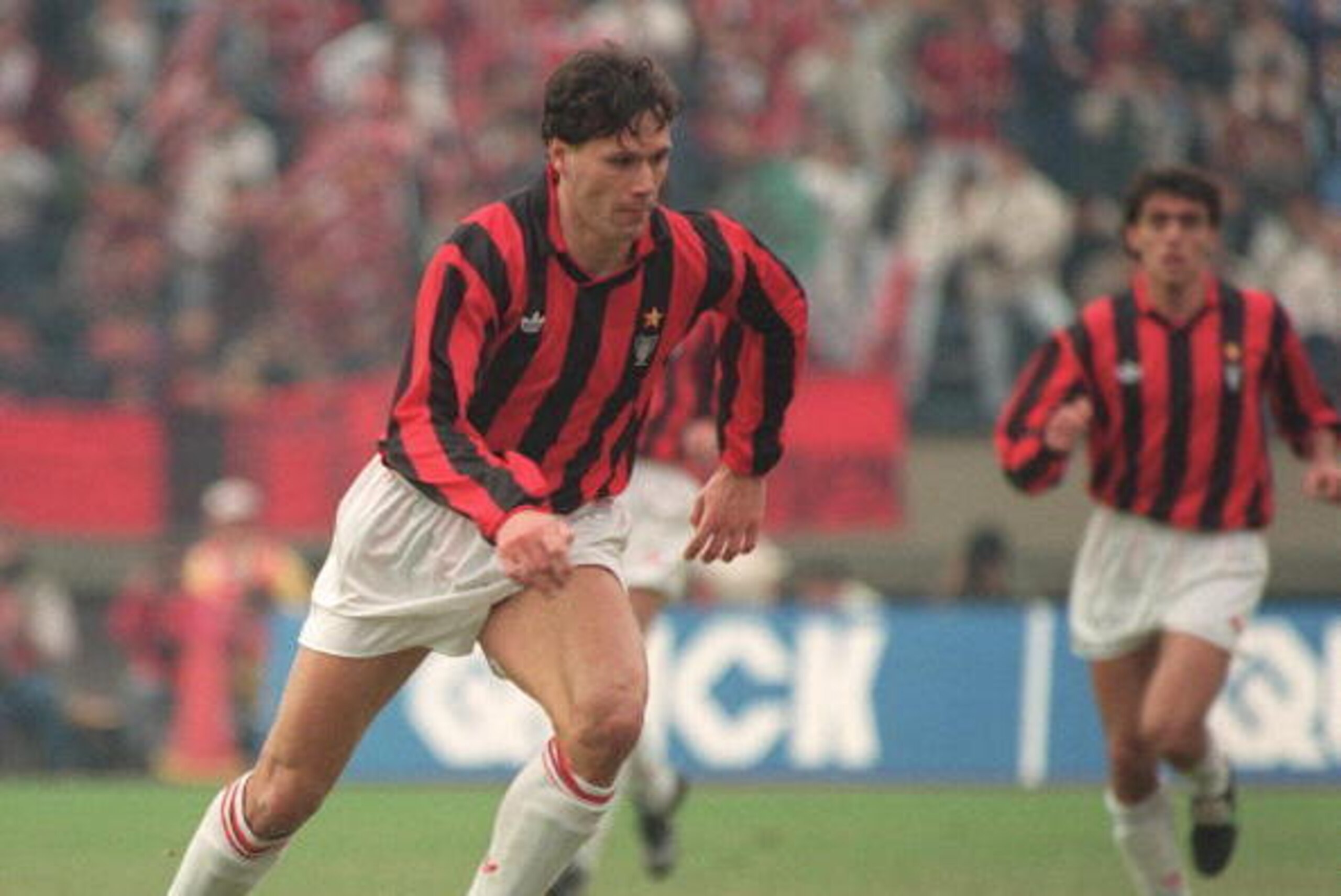 TOKYO, JAPAN:  AC Milan's Dutch forward Marco Van Basten dribbles upfield, 09 December 1990 in Tokyo, during the Toyota Cup final between the European champion, Milan, and the South American champion, Olimpia. (Photo credit should read TOSHIFUMI KITAMURA/