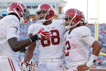 OXFORD, MS - SEPTEMBER 17:  Cam Sims  #17 and O.J. Howard of the Alabama Crimson Tide huddle with Jalen Hurts #2  at Vaught-Hemingway Stadium on September 17, 2016 in Oxford, Mississippi.  (Photo by Kevin C. Cox/Getty Images)