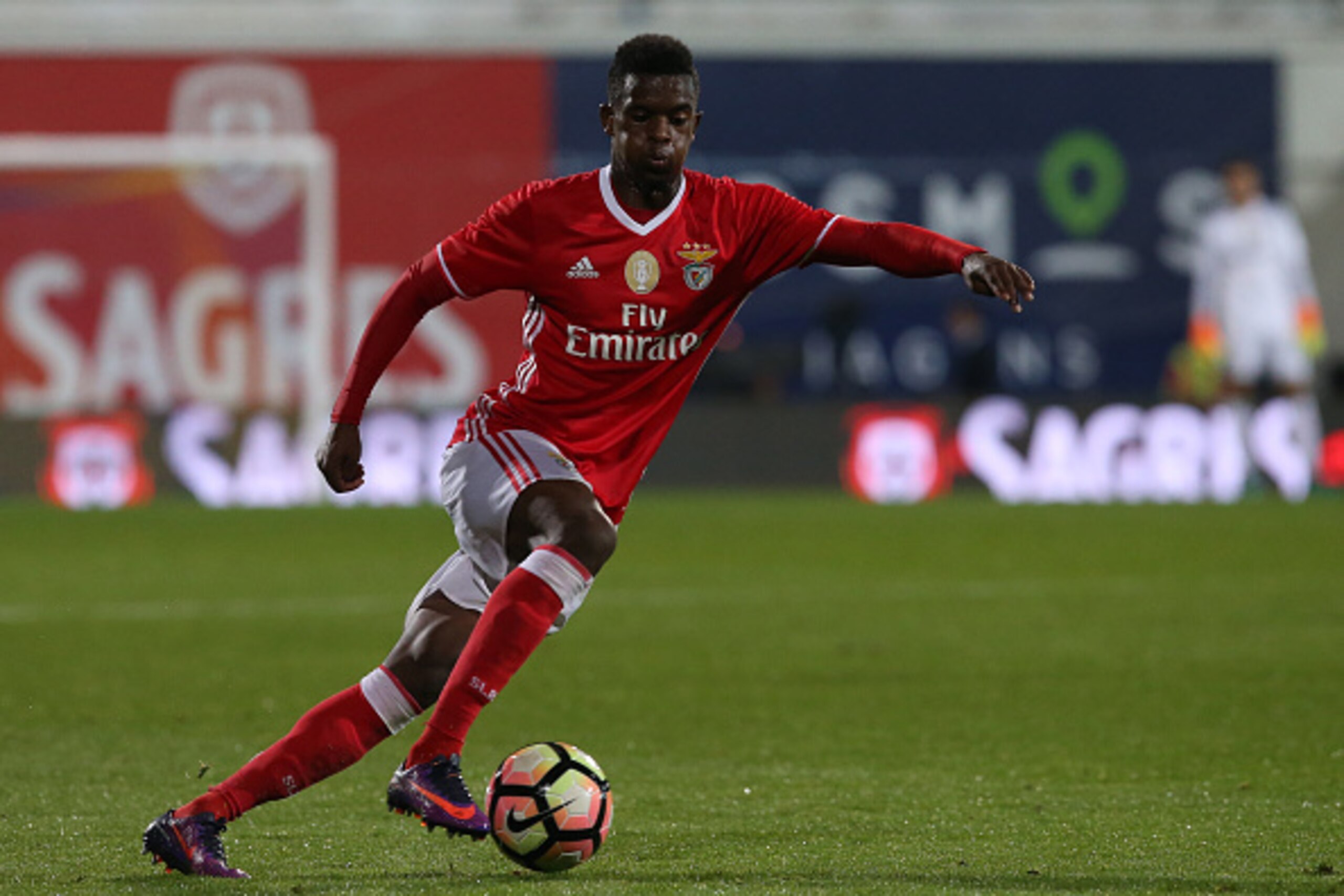 ESTORIL, PORTUGAL - OCTOBER 14: SL Benfica's defender Nelson Semedo in action during the Portuguese Cup match between SU 1 Dezembro and SL Benfica at Estadio Antonio Coimbra da Mota on October 14, 2016 in Estoril, Portugal. (Photo by Gualter Fatia/Getty ESTORIL, PORTUGAL - OCTOBER 14: SL Benfica's defender Nelson Semedo in action during the Portuguese Cup match between SU 1 Dezembro and SL Benfica at Estadio Antonio Coimbra da Mota on October 14, 2016 in Estoril, Portugal. (Photo by Gualter Fatia/Getty