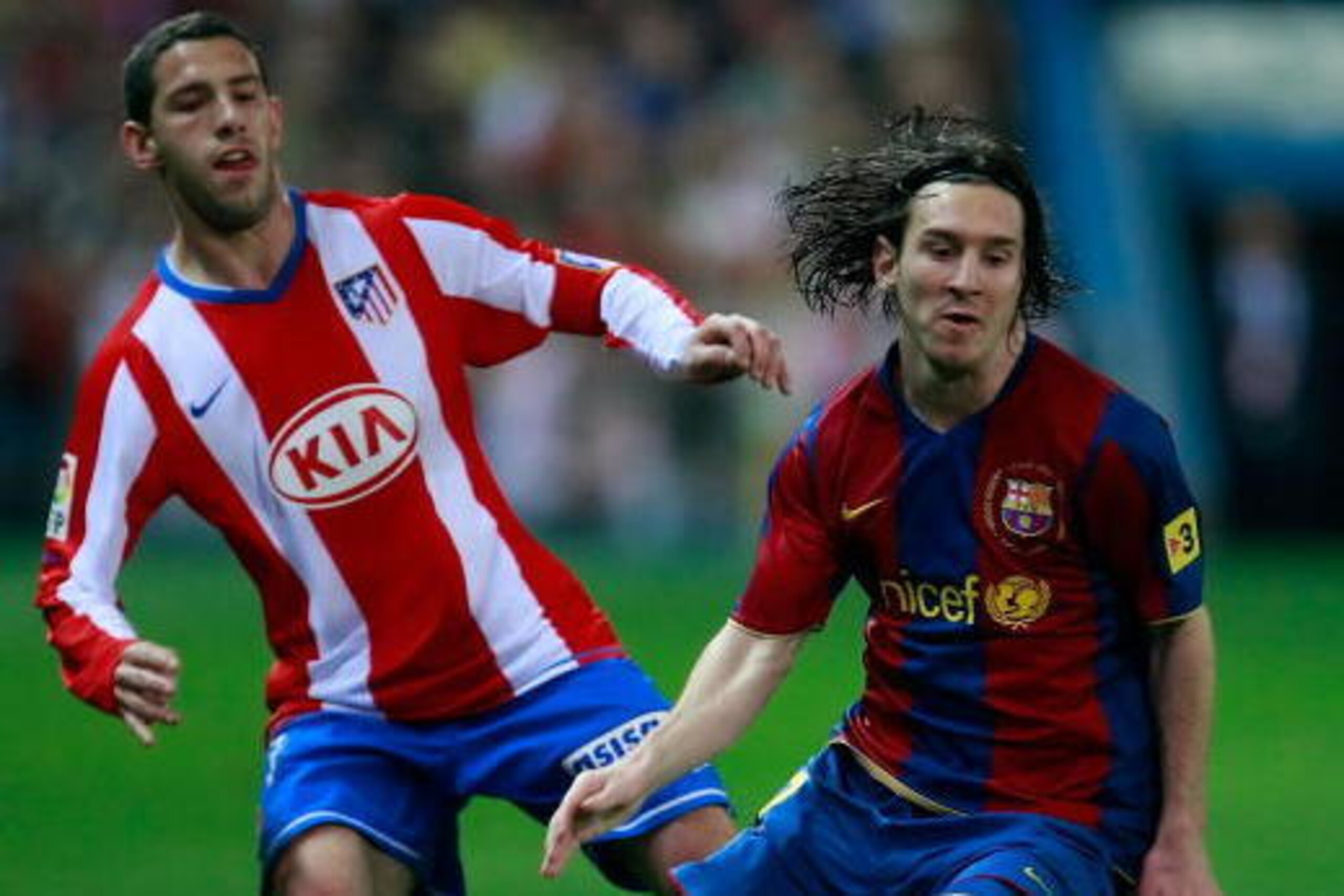 MADRID, SPAIN - MARCH 01:  Lionel Messi (R) of Barcelona beats fellow Argentine Maxi Rodriguez  of Atletico Madrid during the La Liga match between Atletico Madrid and Barcelona at the Vicente Calderon stadium on March 1, 2008 in Madrid, Spain.  (Photo by