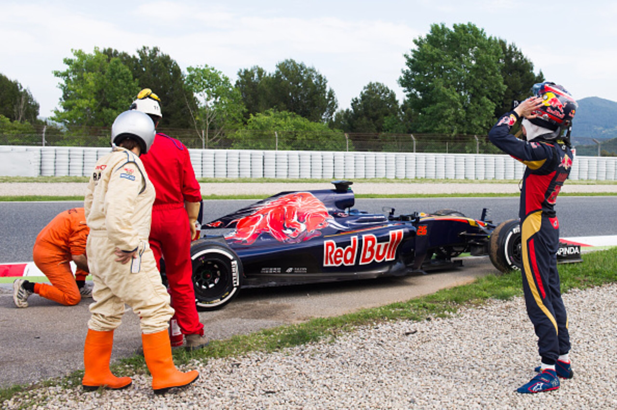 MONTMELO, SPAIN - MAY 18:  Daniil Kvyat of Russia looks at the Scuderia Toro Rosso STR11 Ferrari 060/5 turbo after stopping in the track during day two of F1 in-season tests at Circuit de Catalunya on May 18, 2016 in Montmelo, Spain.  (Photo by Alex Capar