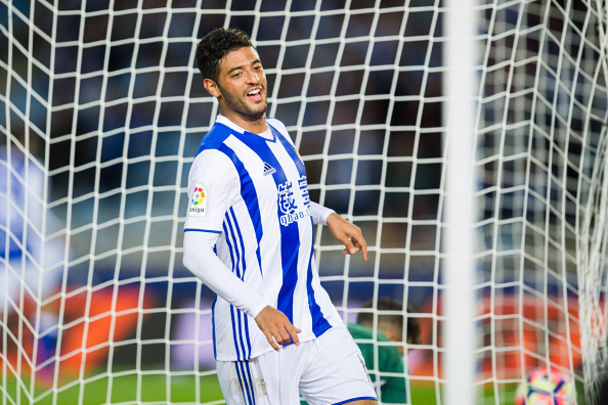 SAN SEBASTIAN, SPAIN - OCTOBER 22:  Carlos Vela of Real Sociedad celebrates after scoring his team's third goal during the La Liga match between Real Sociedad de Futbol and Deportivo Alaves at Estadio Anoeta on October 22, 2016 in San Sebastian, Spain.  (