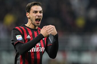 MILAN, ITALY - OCTOBER 22:  Mattia De Sciglio of AC Milan celebrates his team-mates goal during the Serie A match between AC Milan and Juventus FC at Stadio Giuseppe Meazza on October 22, 2016 in Milan, Italy.  (Photo by Marco Luzzani/Getty Images)