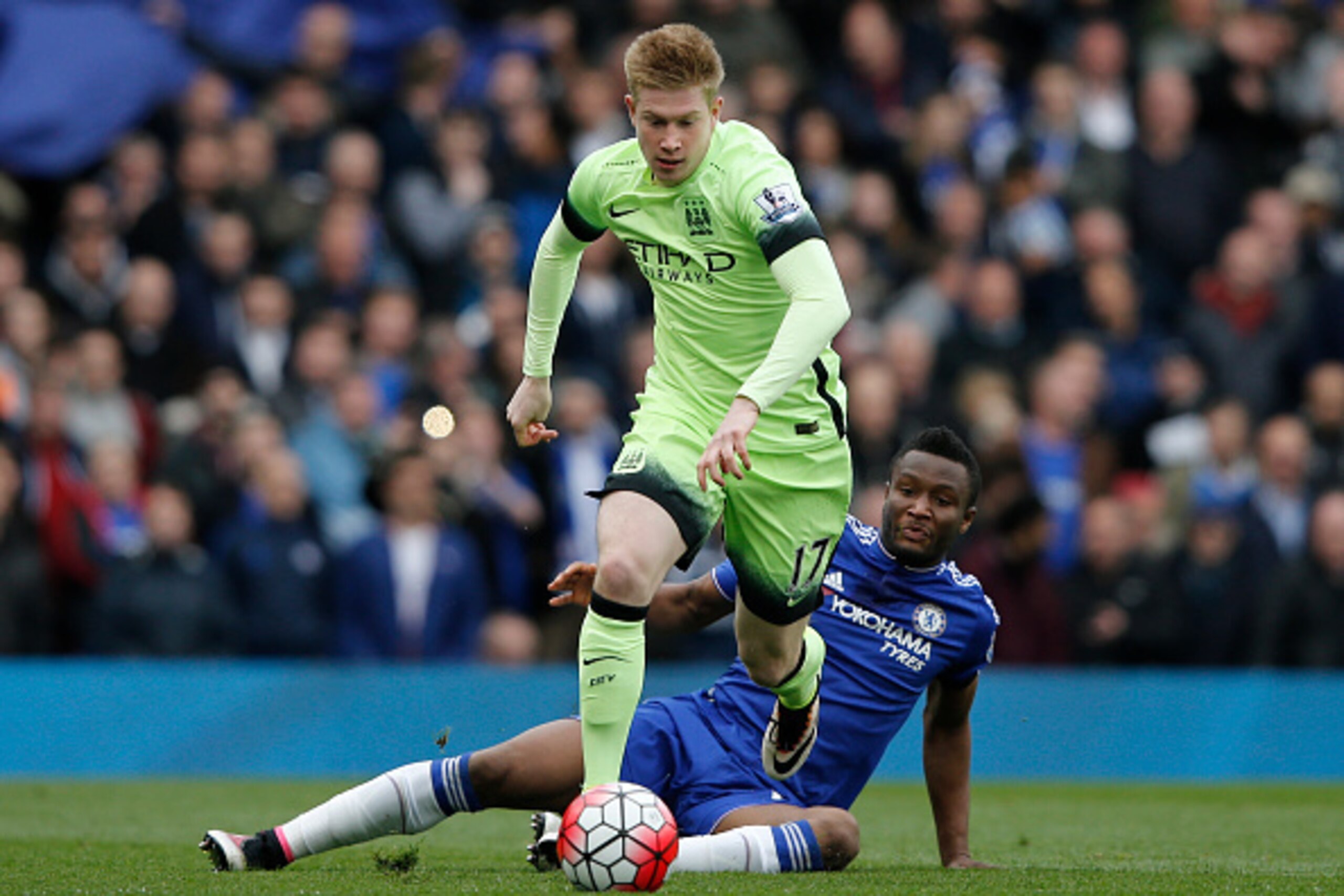Manchester City's Belgian midfielder Kevin De Bruyne vies with Chelsea's Nigerian midfielder John Obi Mikel (R) during the English Premier League football match between Chelsea and Manchester CIty at Stamford Bridge in London on April 16, 2016. / AFP / Ad