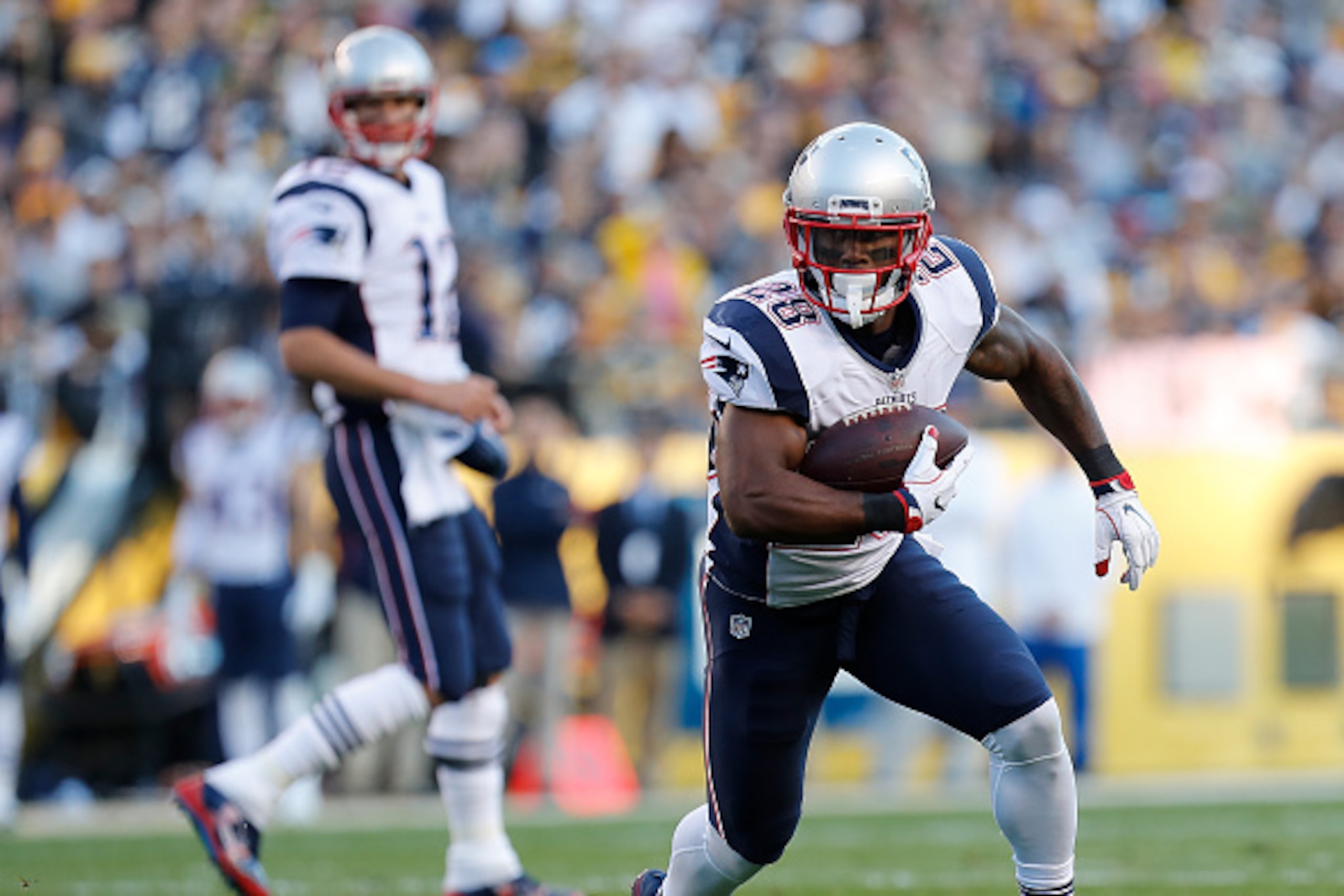 PITTSBURGH, PA - OCTOBER 23:  James White #28 of the New England Patriots makes a catch out of the back field for a 19 yard touchdown in the first quarter during the game against the Pittsburgh Steelers at Heinz Field on October 23, 2016 in Pittsburgh, Pe