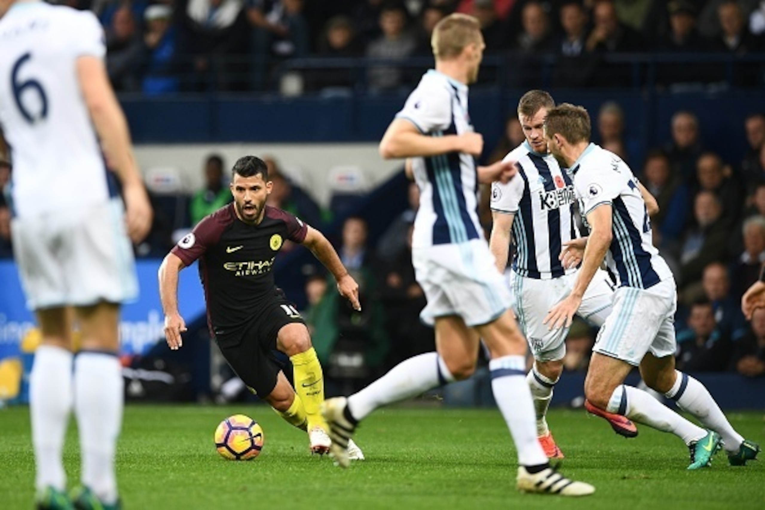 Manchester City's Argentinian striker Sergio Aguero (2nd L) takes on the West Brom defence during the English Premier League football match between West Bromwich Albion and Manchester City at The Hawthorns stadium in West Bromwich, central England, on Oct