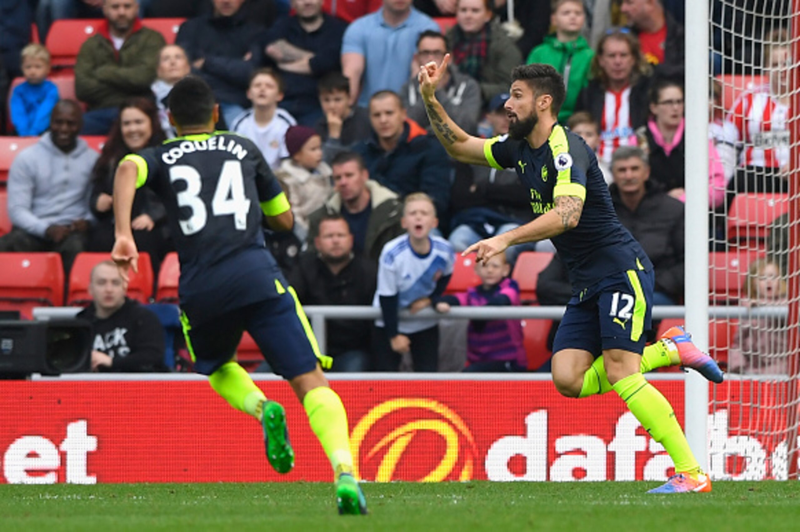 SUNDERLAND, ENGLAND - OCTOBER 29: Olivier Giroud of Arsenal (R) celebrates scoring his sides second goal with his Arsenal team mates during the Premier League match between Sunderland and Arsenal at the Stadium of Light on October 29, 2016 in Sunderland, SUNDERLAND, ENGLAND - OCTOBER 29: Olivier Giroud of Arsenal (R) celebrates scoring his sides second goal with his Arsenal team mates during the Premier League match between Sunderland and Arsenal at the Stadium of Light on October 29, 2016 in Sunderland,