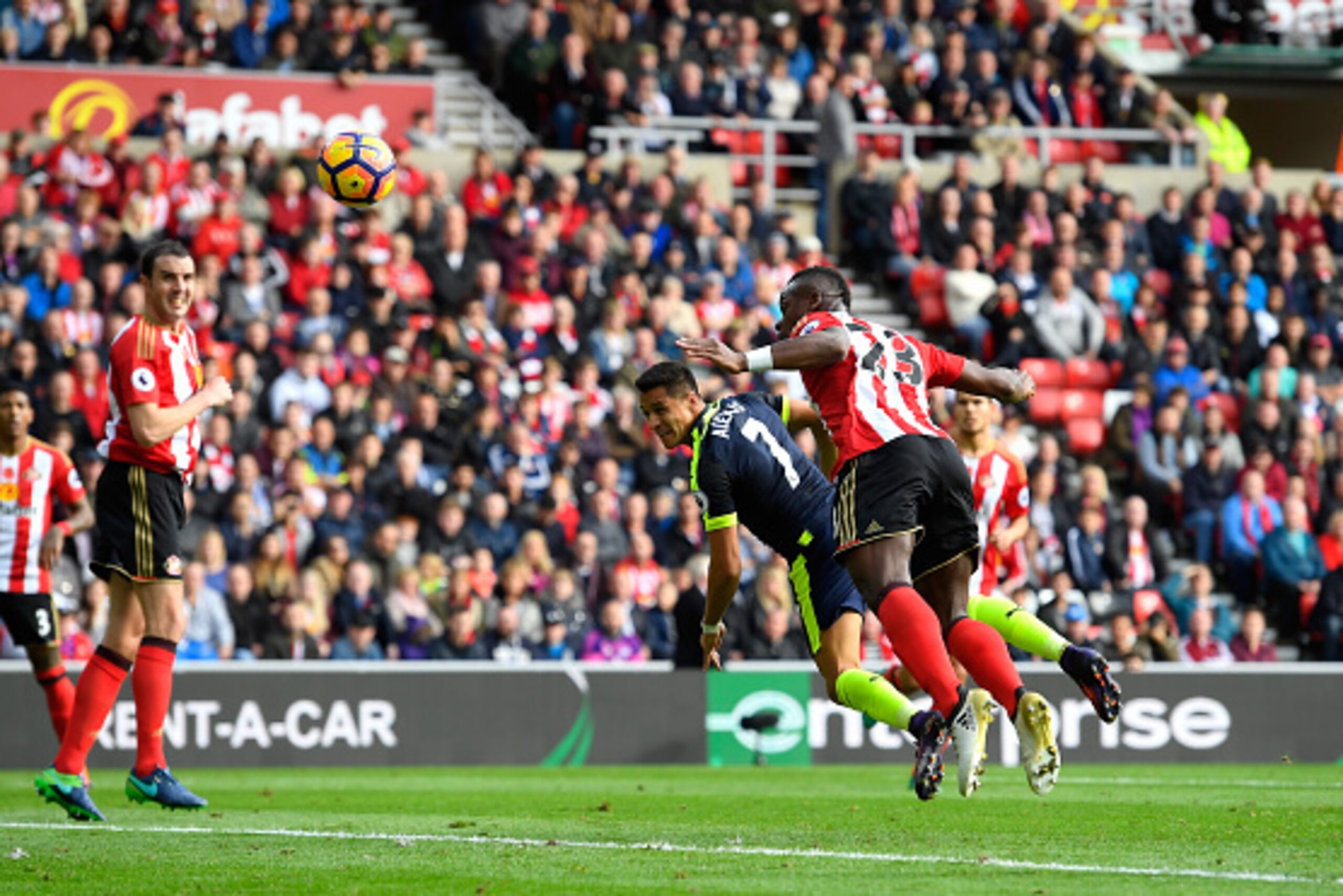 SUNDERLAND, ENGLAND - OCTOBER 29: Alexis Sanchez of Arsenal (C) scores his sides first goal during the Premier League match between Sunderland and Arsenal at the Stadium of Light on October 29, 2016 in Sunderland, England. (Photo by Stu Forster/Getty Im SUNDERLAND, ENGLAND - OCTOBER 29: Alexis Sanchez of Arsenal (C) scores his sides first goal during the Premier League match between Sunderland and Arsenal at the Stadium of Light on October 29, 2016 in Sunderland, England. (Photo by Stu Forster/Getty Im