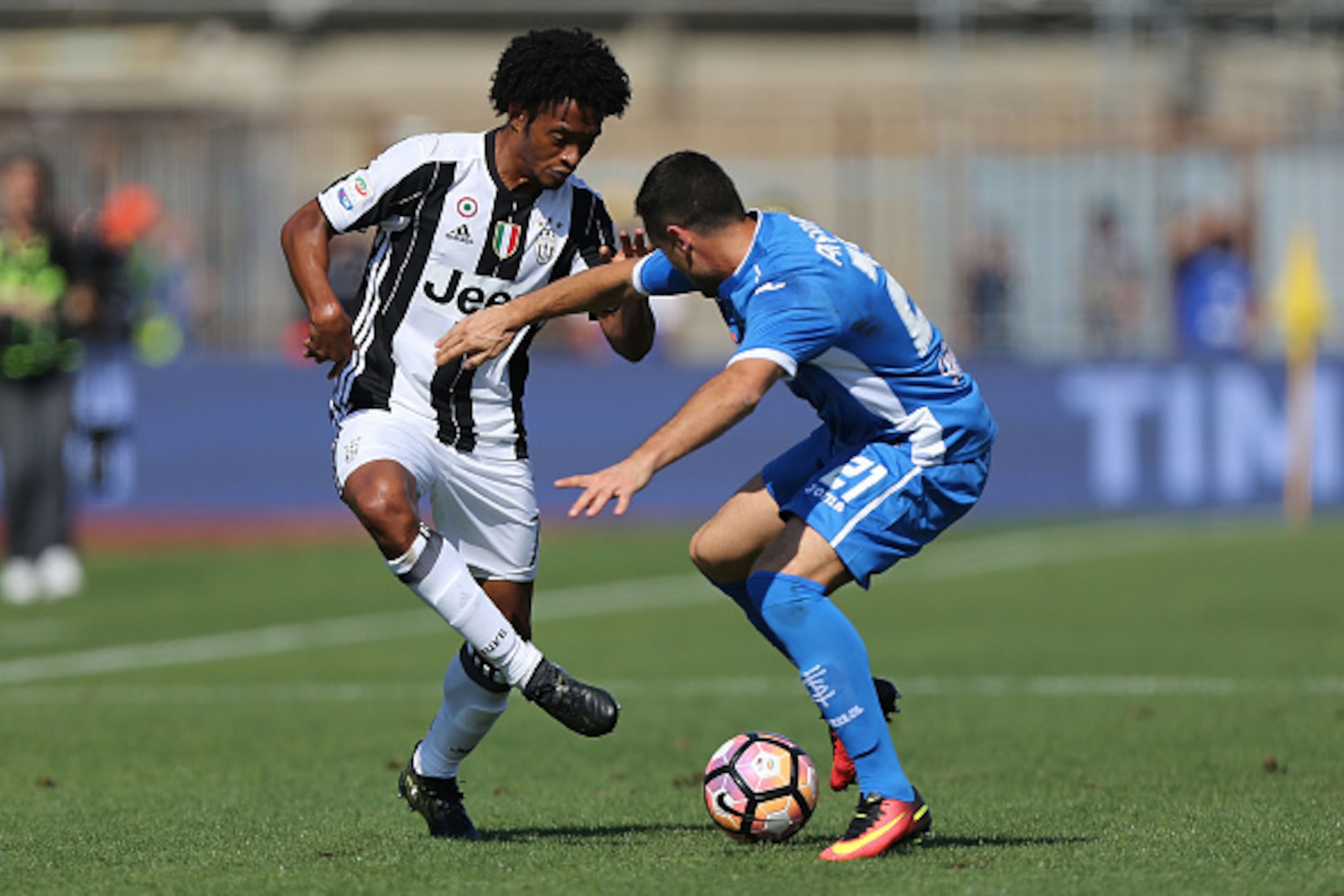 EMPOLI, ITALY - OCTOBER 02: Manuel Pasqual of Empoli FC battles for the ball with Juan Cuadrado of Juventus FC during the Serie A match between Empoli FC and Juventus FC at Stadio Carlo Castellani on October 2, 2016 in Empoli, Italy. (Photo by Gabriele M EMPOLI, ITALY - OCTOBER 02: Manuel Pasqual of Empoli FC battles for the ball with Juan Cuadrado of Juventus FC during the Serie A match between Empoli FC and Juventus FC at Stadio Carlo Castellani on October 2, 2016 in Empoli, Italy. (Photo by Gabriele M